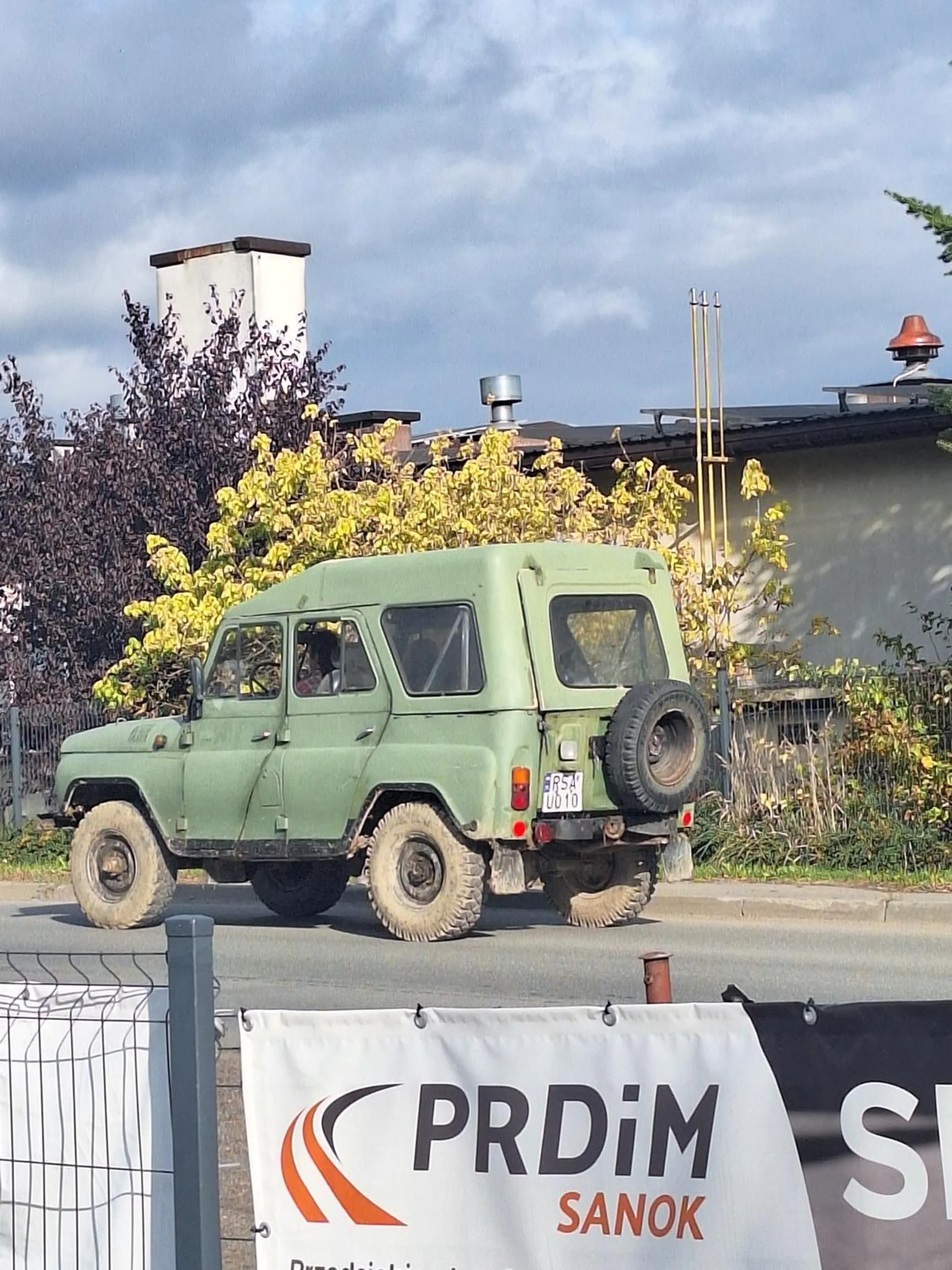 Ruski wojskowy uaz Powinnie mieć żółte tablice