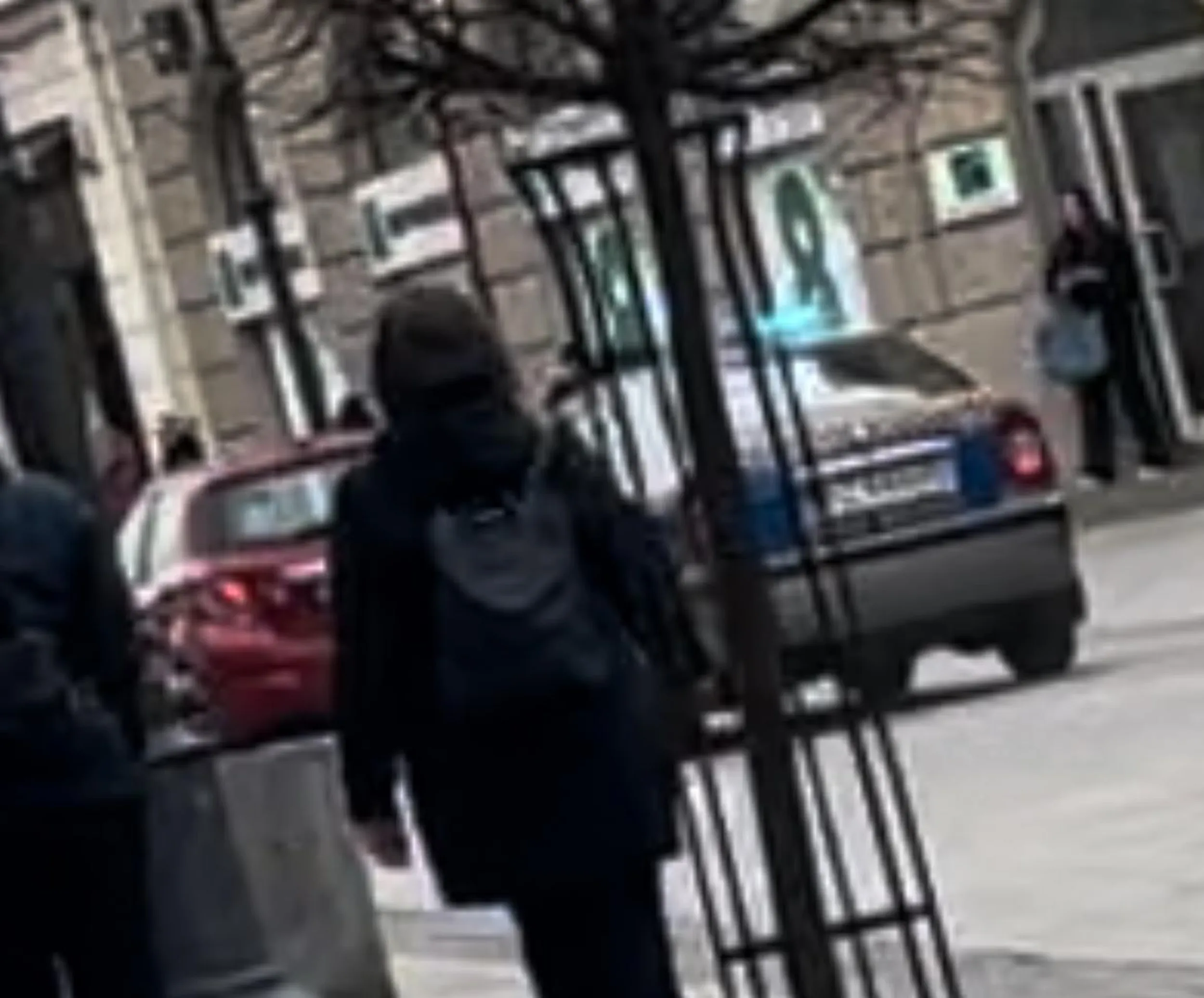 Młody człowiek bandyta!!!!! przejeżdżał i prawie rozjechał na moich oczach siostrzenicę trzy letnią dobrze że służby szybko zaaresztowały.