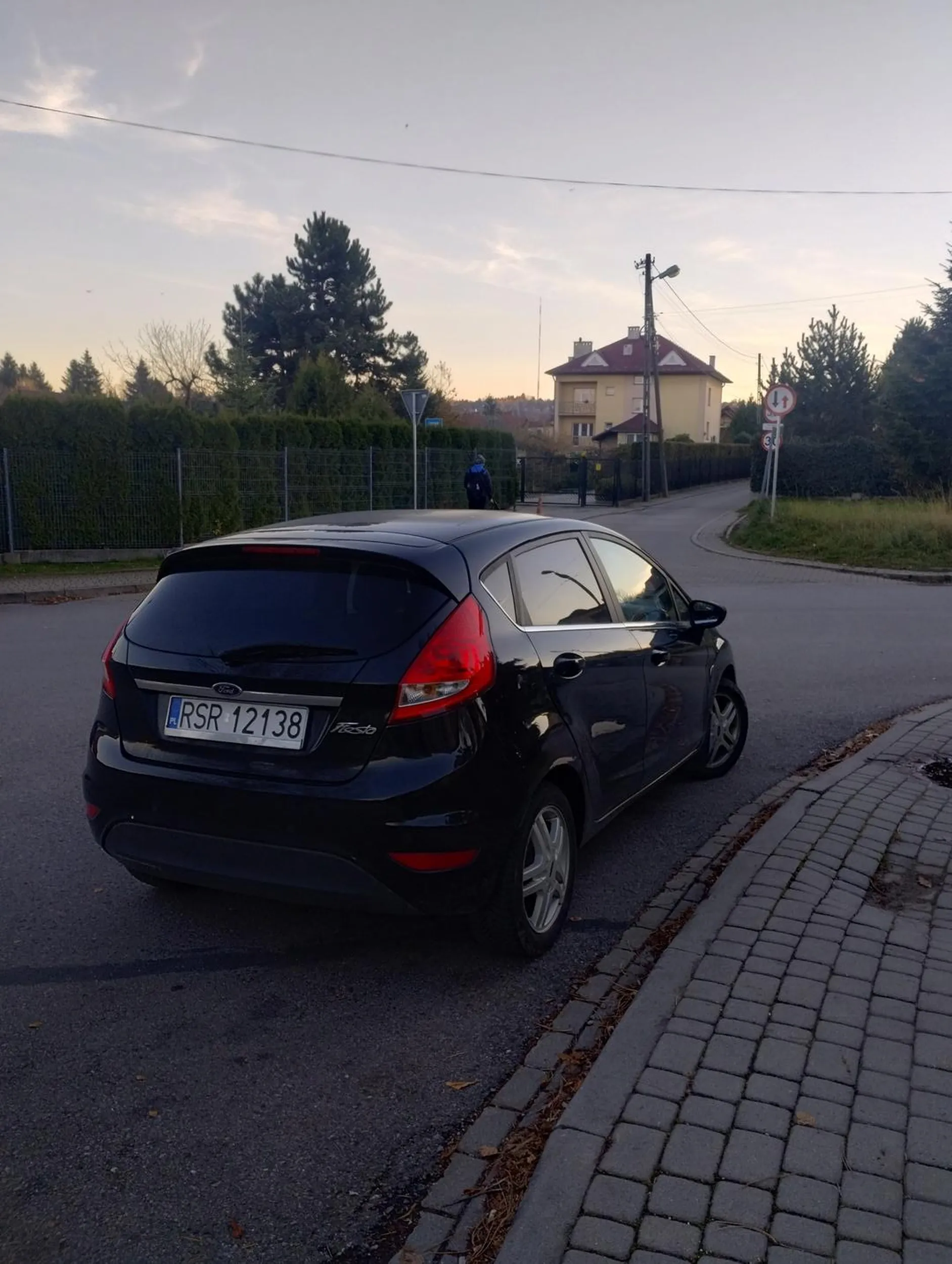 Parkuje na skrzyżowaniu