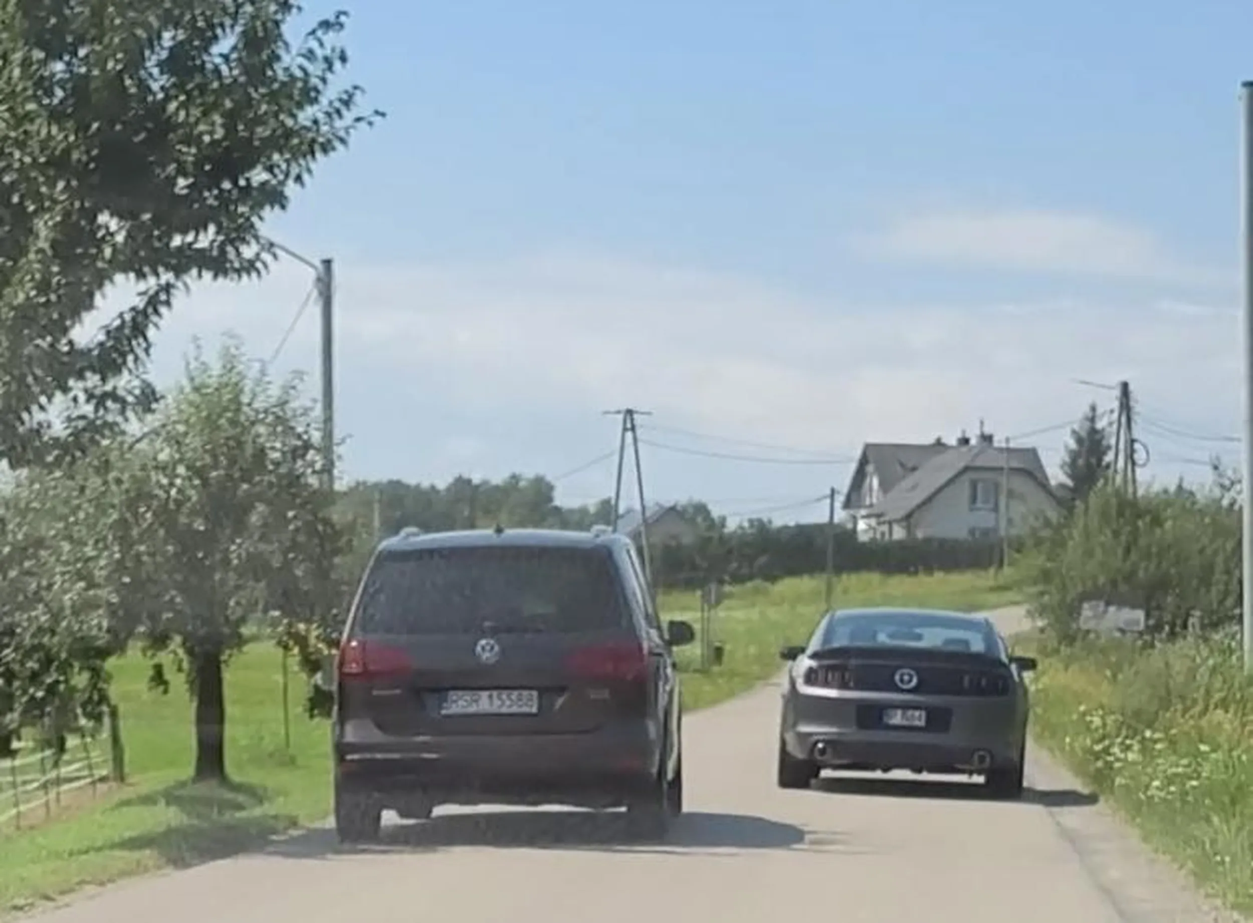 Jeździ na środku drogi i na każdym zakręcie próbuje wyprzedzić