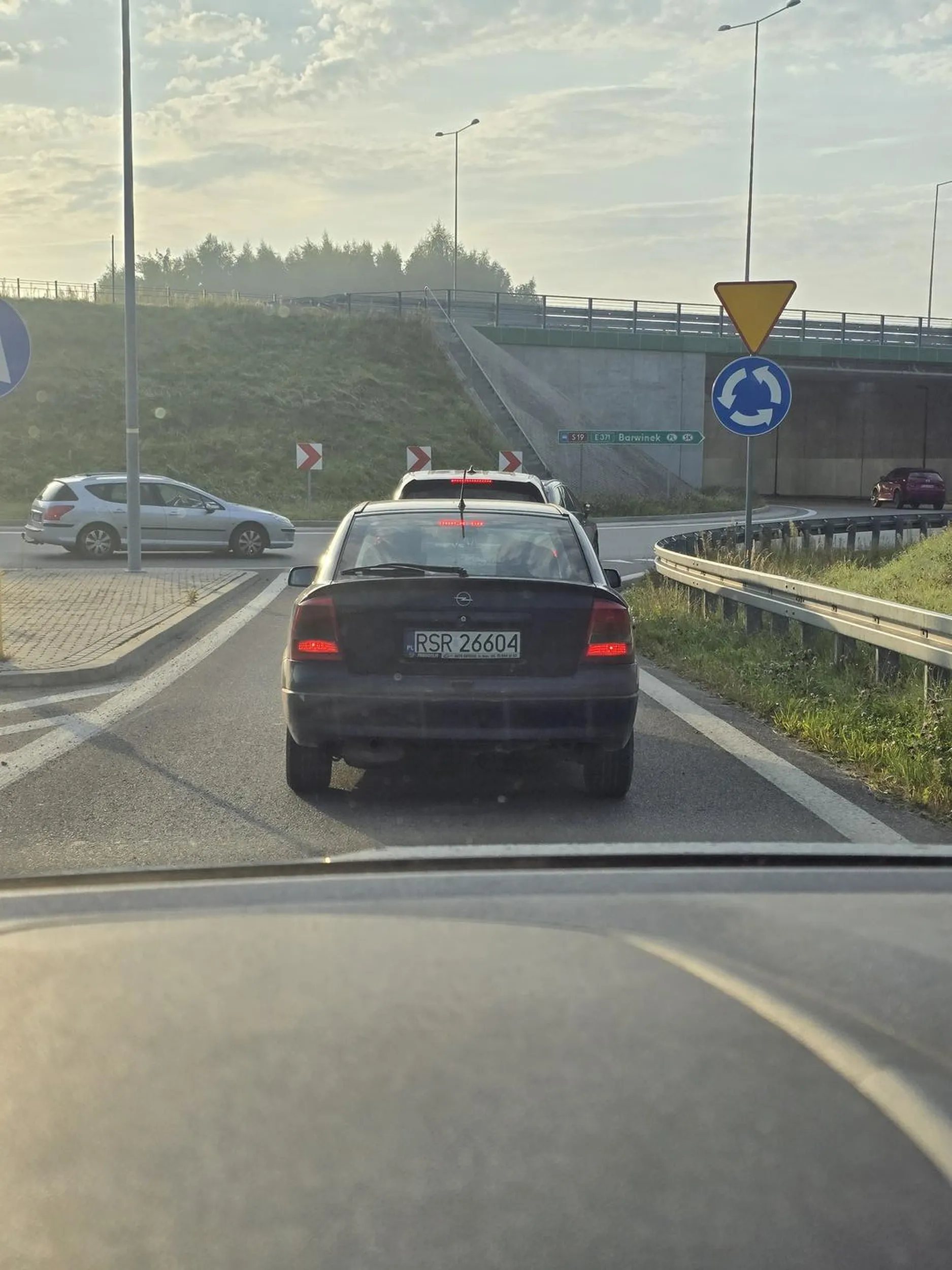 Tego papierosa, co go wyrzuciłeś na jezdnię, to Ci powinienem wrzucić z powrotem do samochodu, brudasie