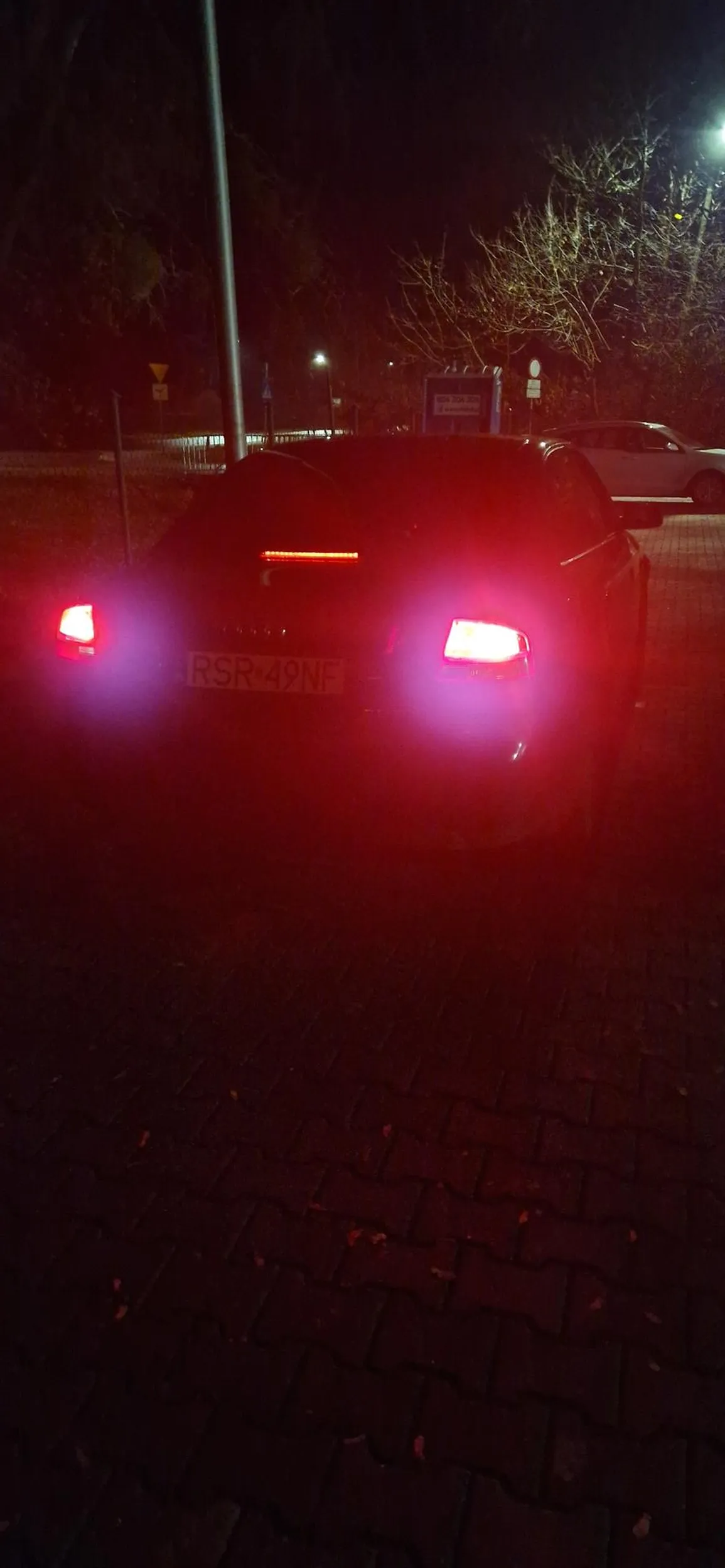 Facet za kierownicą. Samochód odpalony powyżej 10minut