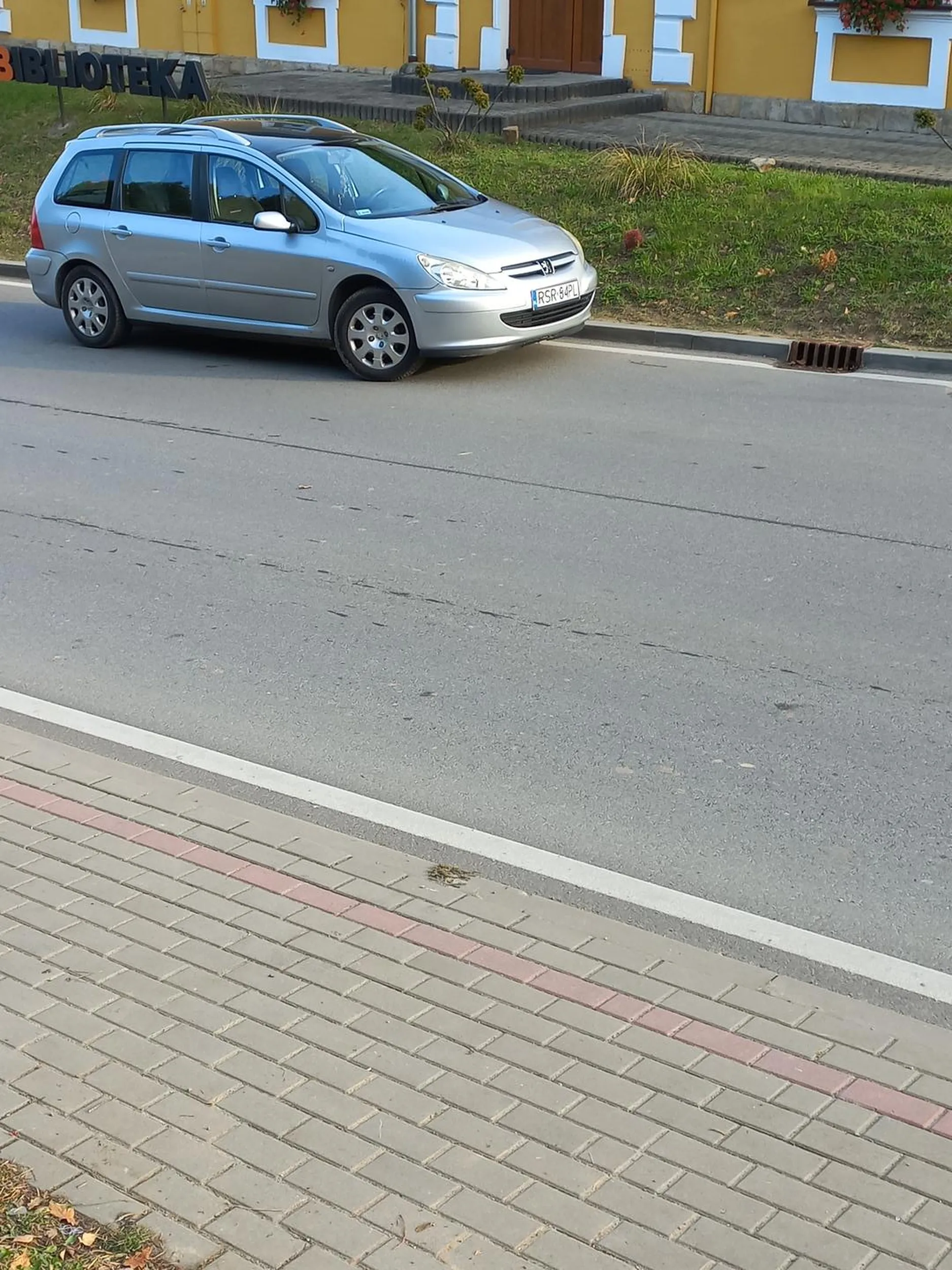 Parkuje na ciągłej lini