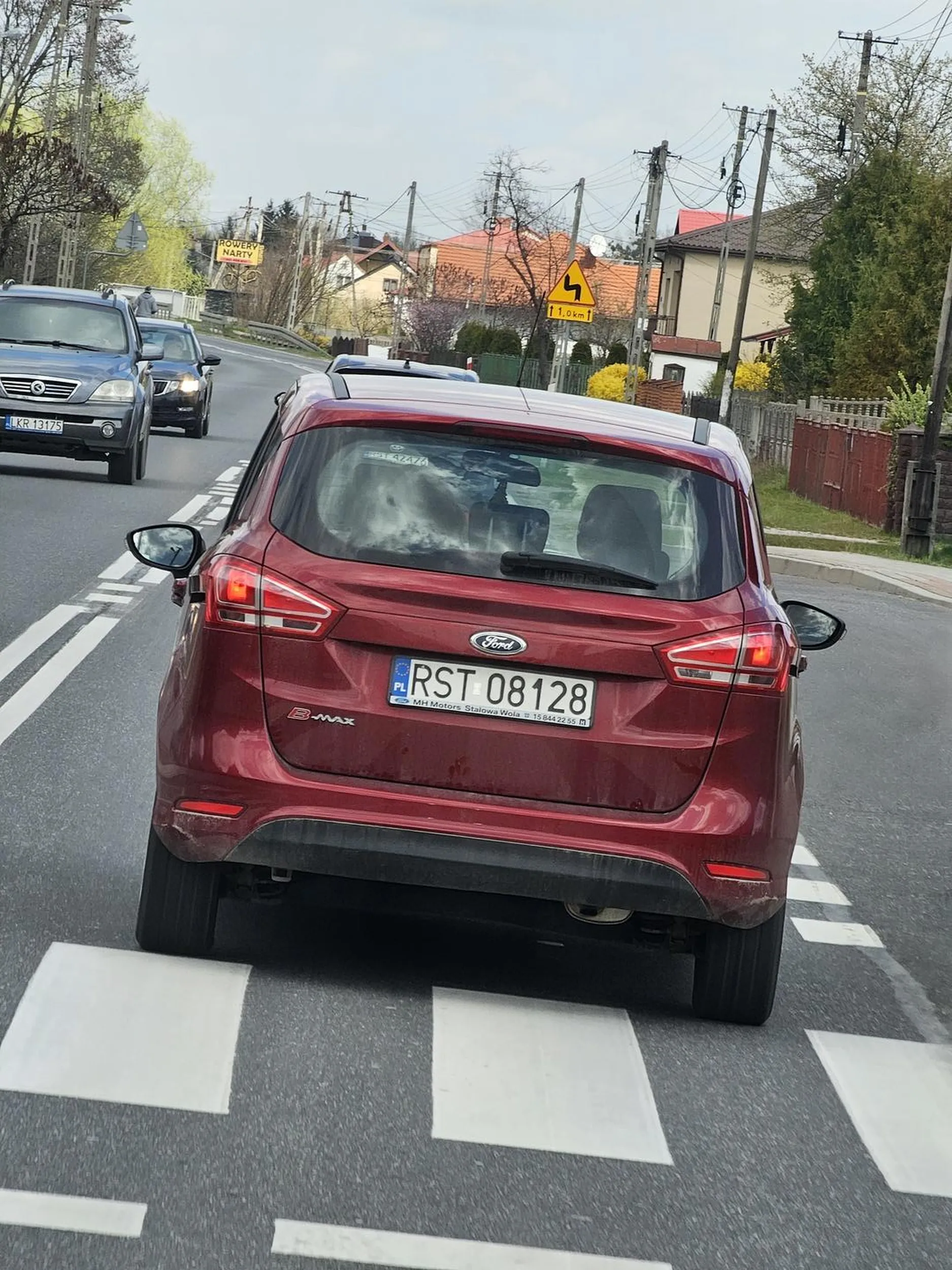 Nie pitrafi jezdzic samochodem i nie czyta znakow deogowych