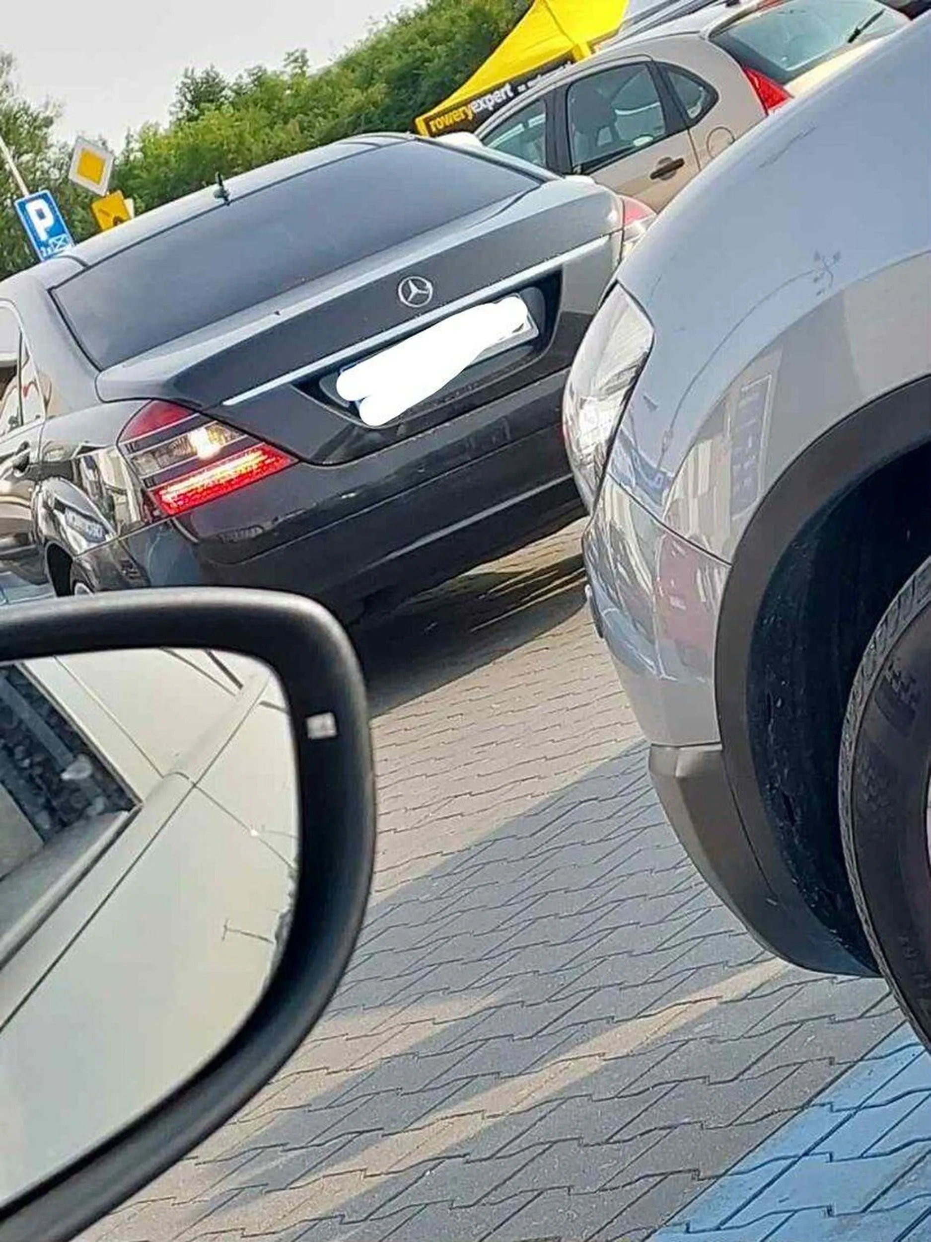 Dziś pod VIVO przerysował mi samochód wysiadł kopnął w mój zderzak i uciekł. Sprawa zgłoszona. Widac na zdjęciu zarysowanie. Dwóch świadków. Sprawa zgłoszona. Numer polisy mam cwaniaku