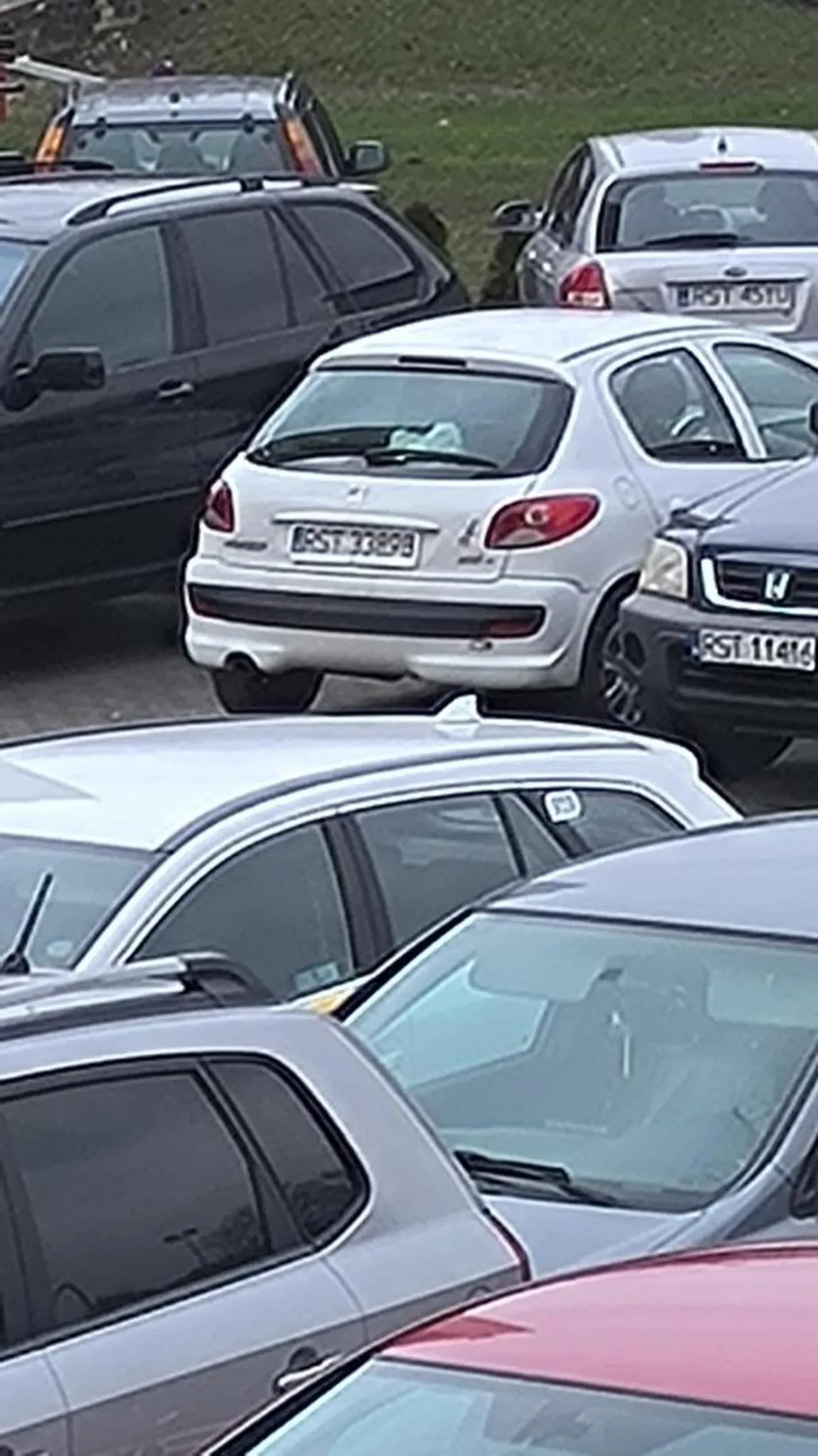 Ma tyle miejsca a zastawia mi drzwi tak że ledwo można wsiąść