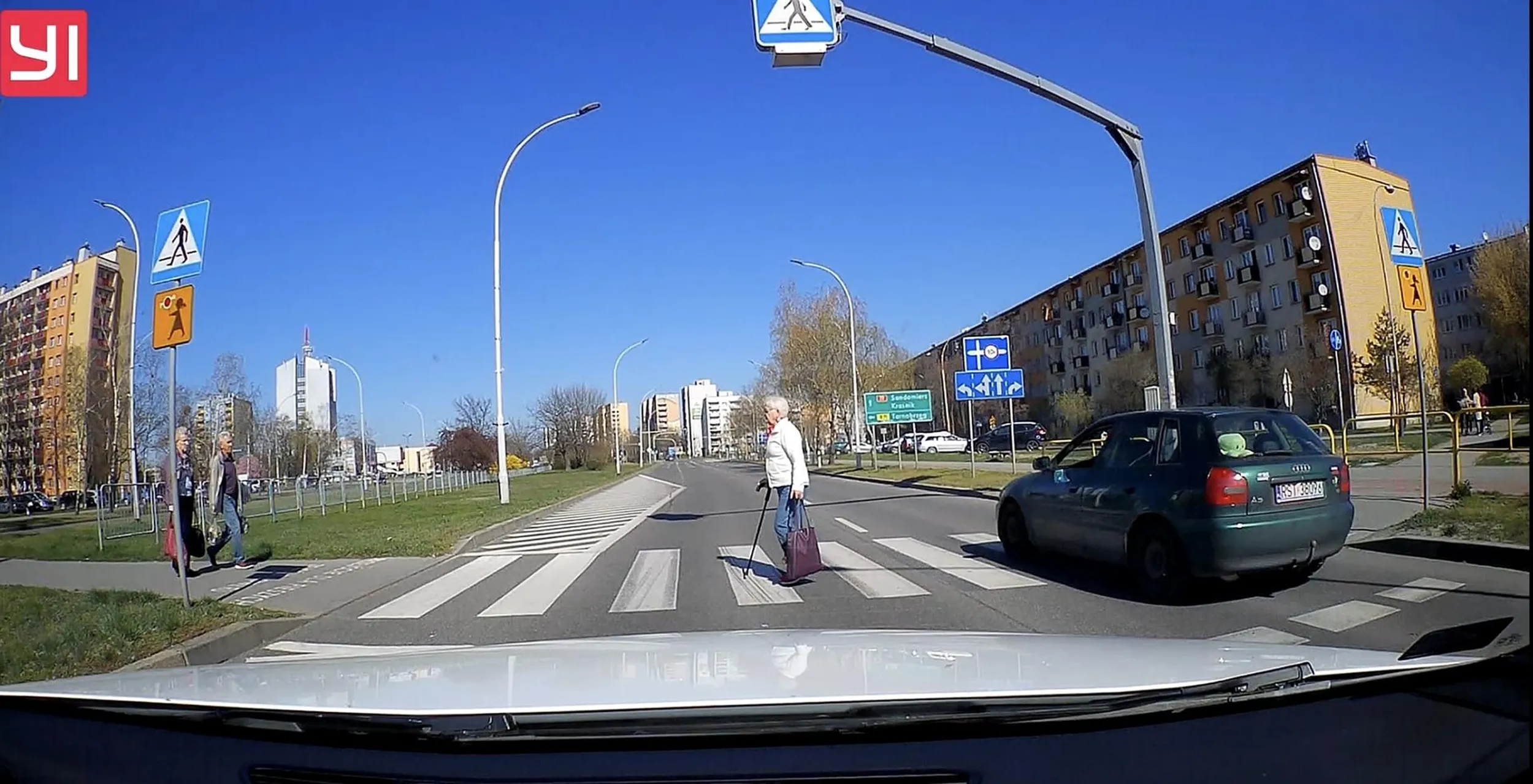 Panią w Audi do tego stopnia  zdenerwowało stanie na światłach obok kabrioletu, że aż musiała pokazać moc swojego bolidu, przejeżdżając na pełnej prędkości przez przejście dla pieszych,na którym piesi przechodzili w obie strony