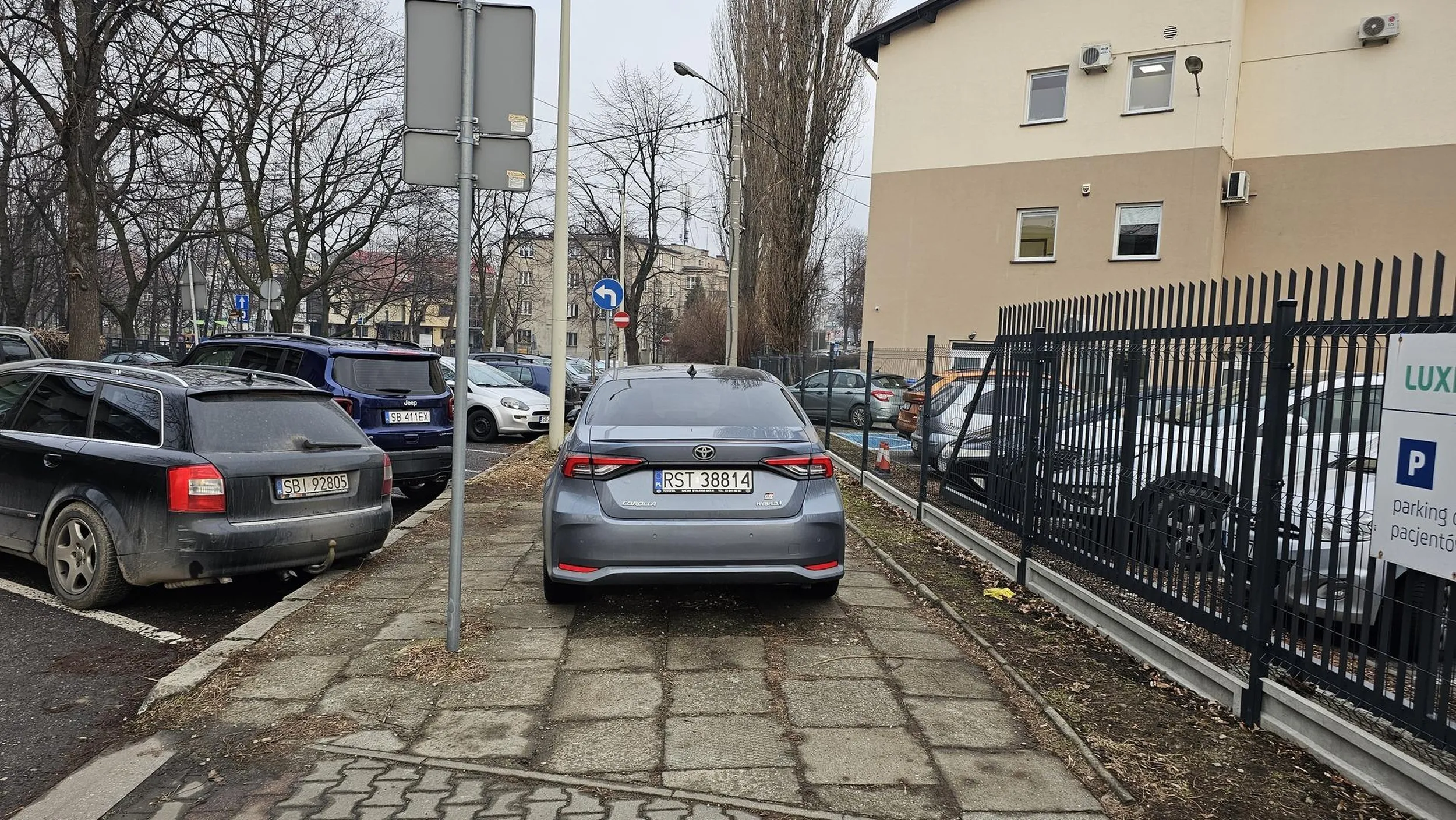 Parkingow wolnych wokół pełno ale trzeba 2 zł zapłacić, więc lepiej zastawić cały chodnik