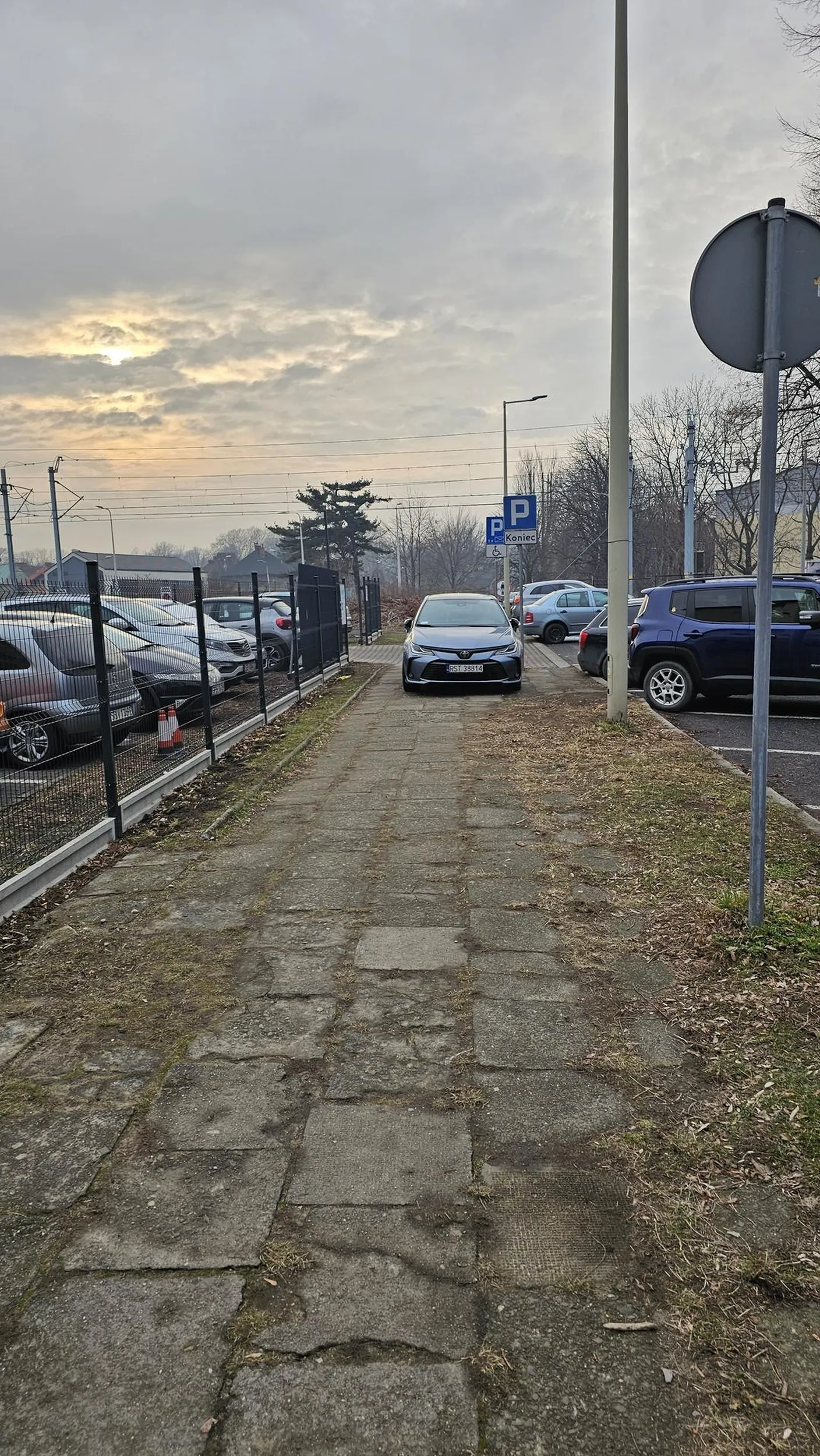 Parkingow wolnych wokół pełno ale trzeba 2 zł zapłacić, więc lepiej zastawić cały chodnik