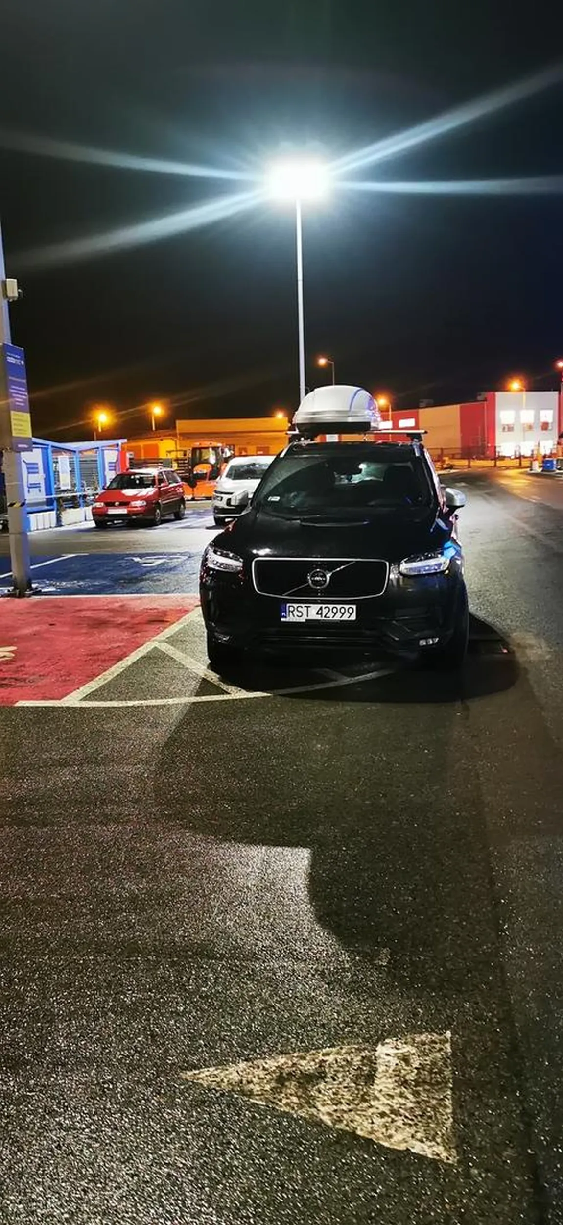 Zabrakło chęci, zaparkowania 10m dalej. Trzeba stanąć na wyłączonym z ruchu.