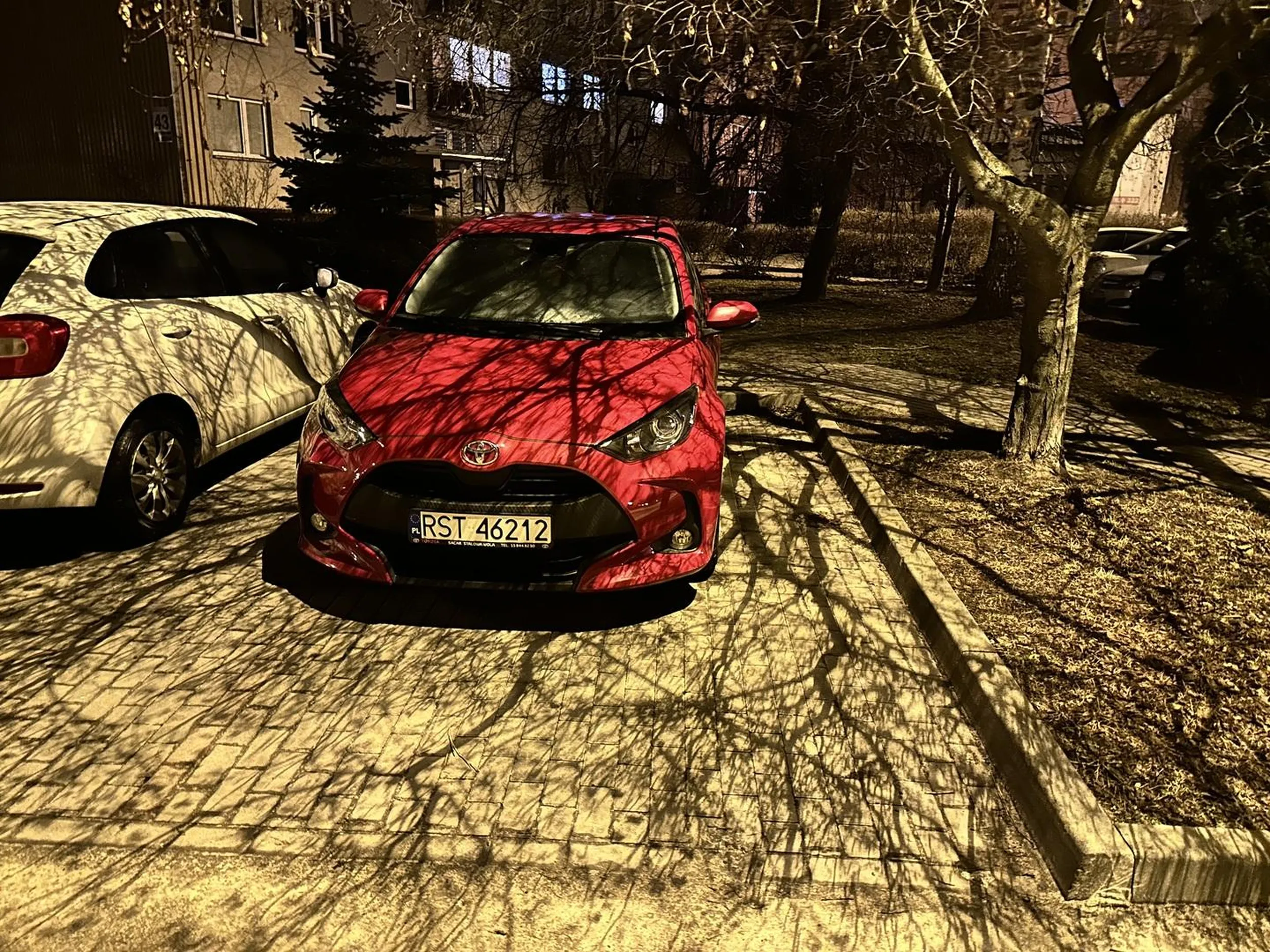 A tak się parkuje przy krawężniku przy niedoborze miejsc postojowych przy blokach. Prawo jazdy znalezione w leysach