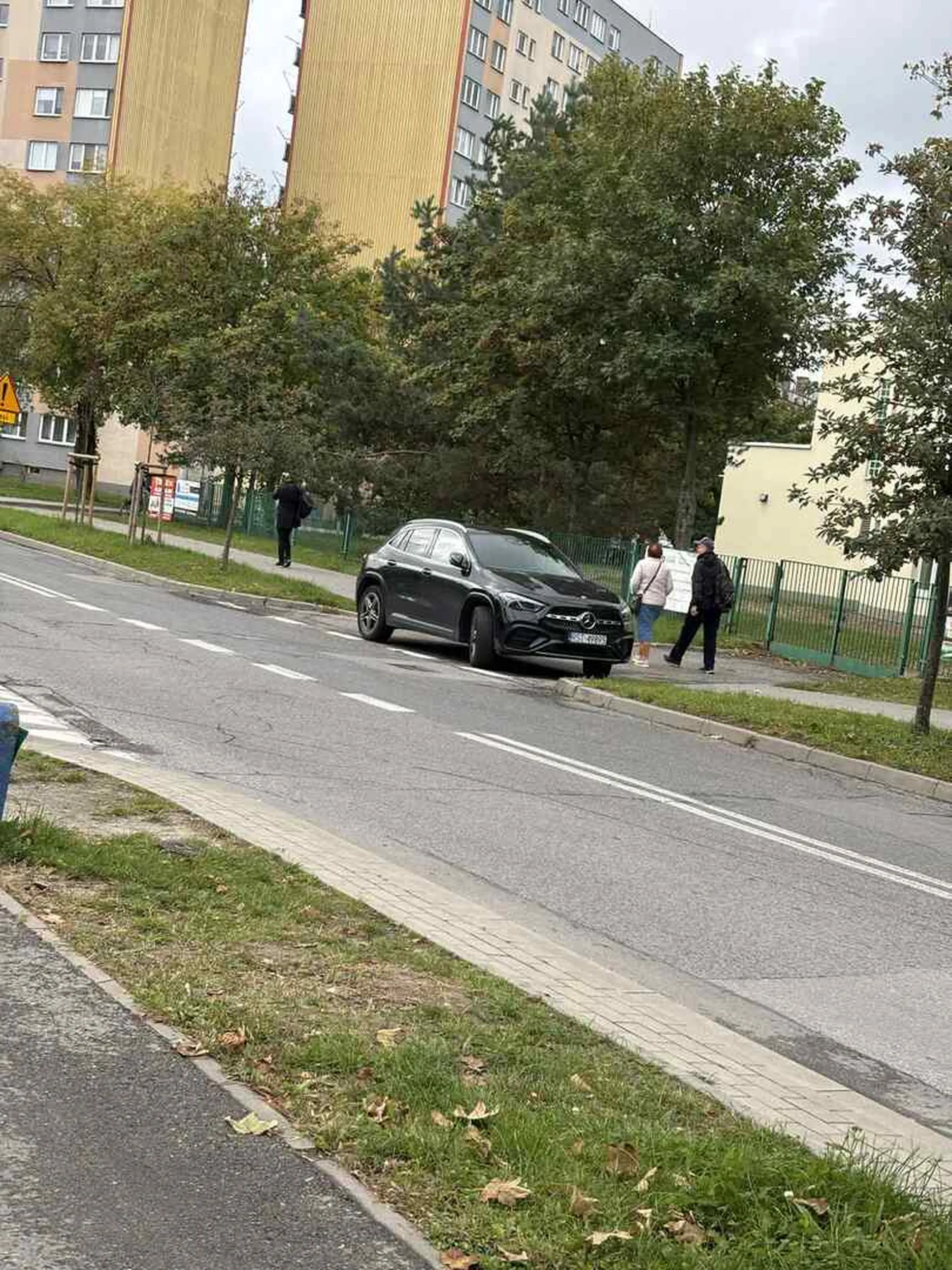 Notoryczne niebezpieczne parkowanie miedzy chodnikiem a ulica co stwarza zagrozenie dla pieszych, auto stoi caly dzien na wjezdzie, zastawiona brama. pokaz nieumiejetnosci kierowania pojazdem oraz ogromnego chamstwa.