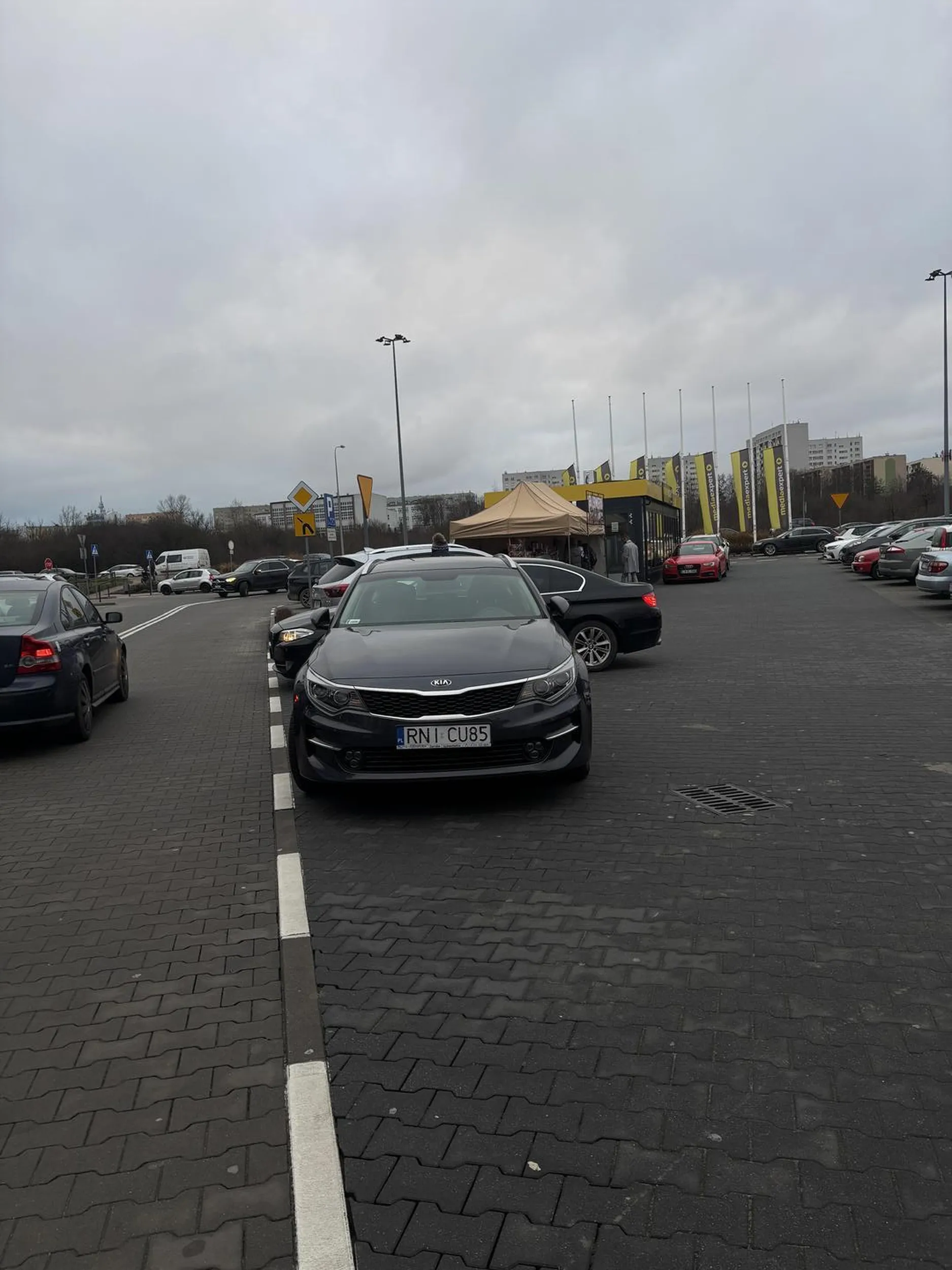 pogratulować inteligencji za parkowanie na środku wyjazdu z parkingu pod vivo w niedzielę handlową. przecież żeby tak zostawić trzeba conajmniej mieć okrągły dowód