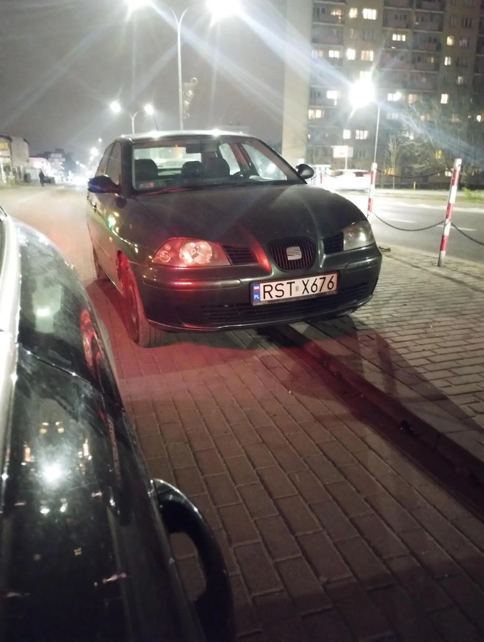 Zaparkowałeś obok dworca tak że ledwo się dało przejechać, następnym razem pójdę po stare pancerne Audi 80 i staranuje ci ten rydwan