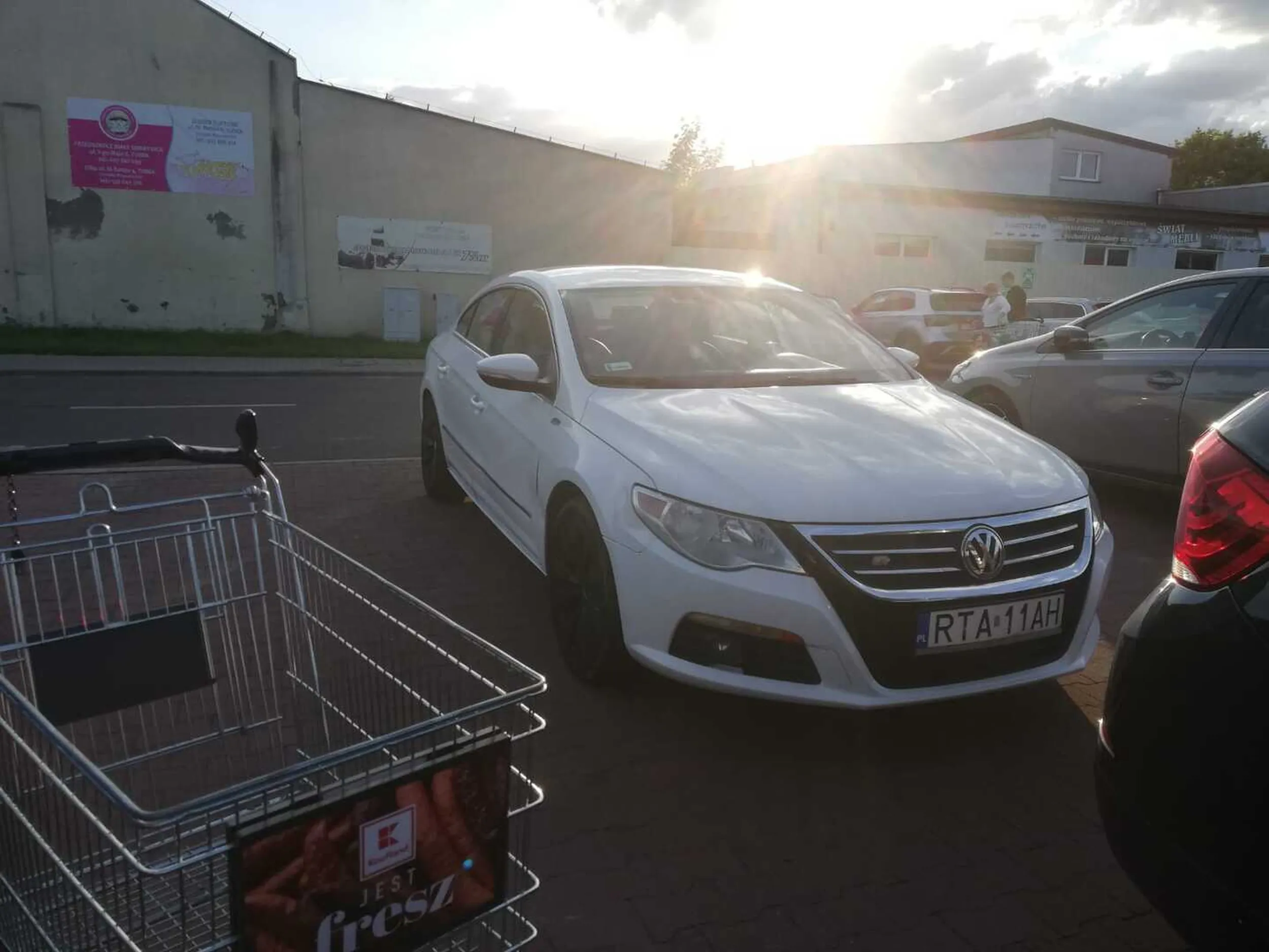 Dziecko, chłopczyk za kierownicą z wybrakowaną wiedzą nt prawa ruchu drogowego. Nieopierzony i żółtodźiób nie wie że na parkingach przed sklepami wielkopowierzchniowymi to pieszy ma pierwszeństwo. Używa klaksonu bez uzasadnienia zagrożeniem... Ale... Chyba że to on jest zagrożeniem i ostrzega przed swoją obecnością jako kierującego.