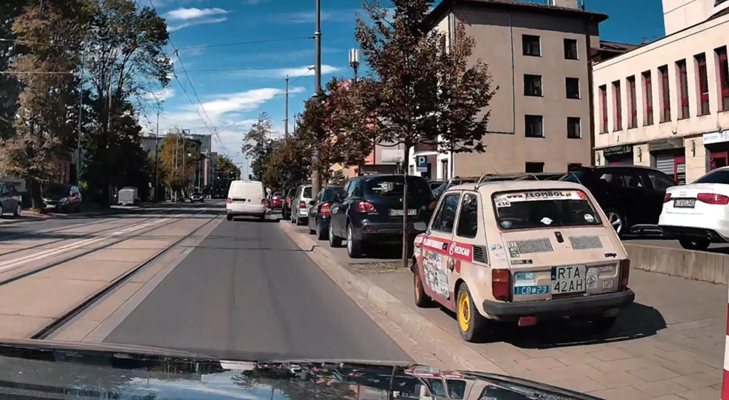 maluszek fajny, ale weź użyj mózgu i zaparkuj przy słupku, bo zajmujesz dwa miejsca trzymetrowym autem