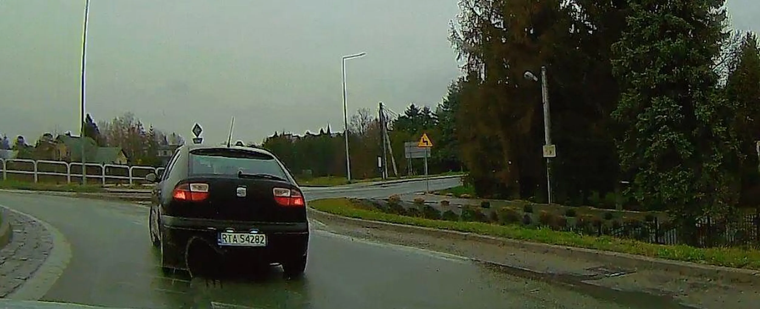 Piękne wyprzedzanie na skrzyżowaniu.