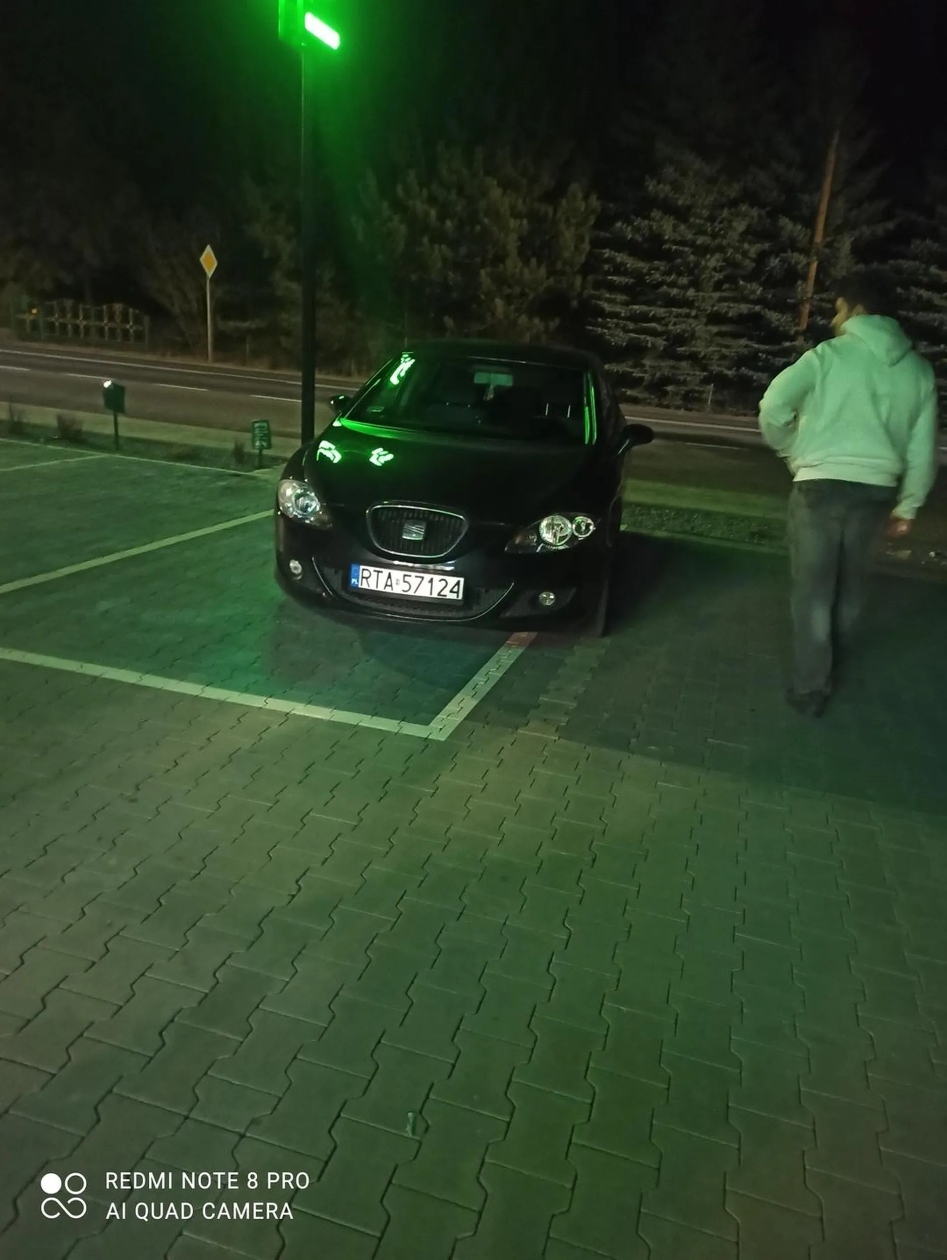 Przechodziłem koło żabki i jakiś wariat z Leona zaczął krzyczeć do mnie i stękać że będę płacić za detaling powiedziałem mu żeby spadał i na odchodne zrobiłem fotę jak źle zaparkował