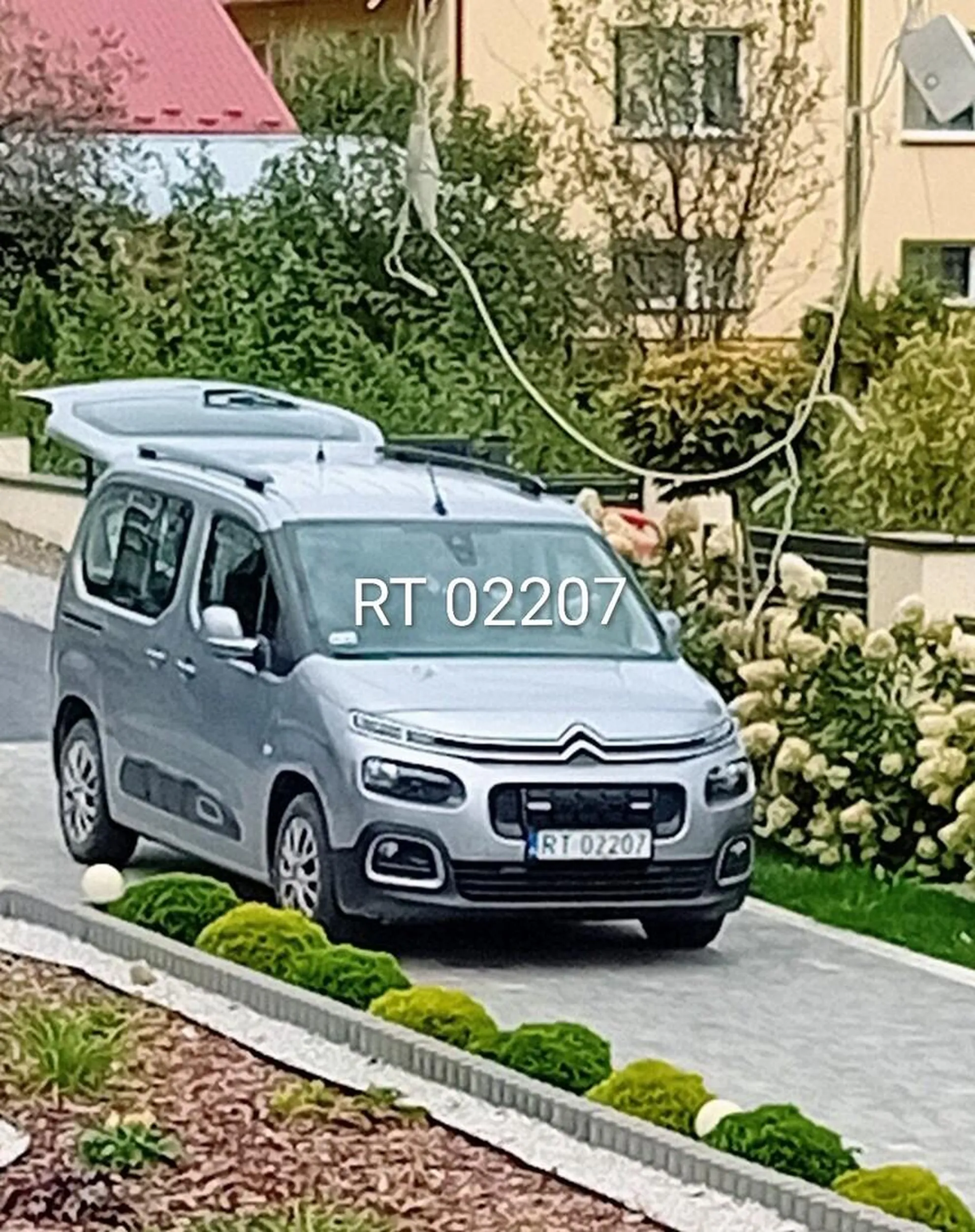 Nieoznakowany radiowóz Citroen