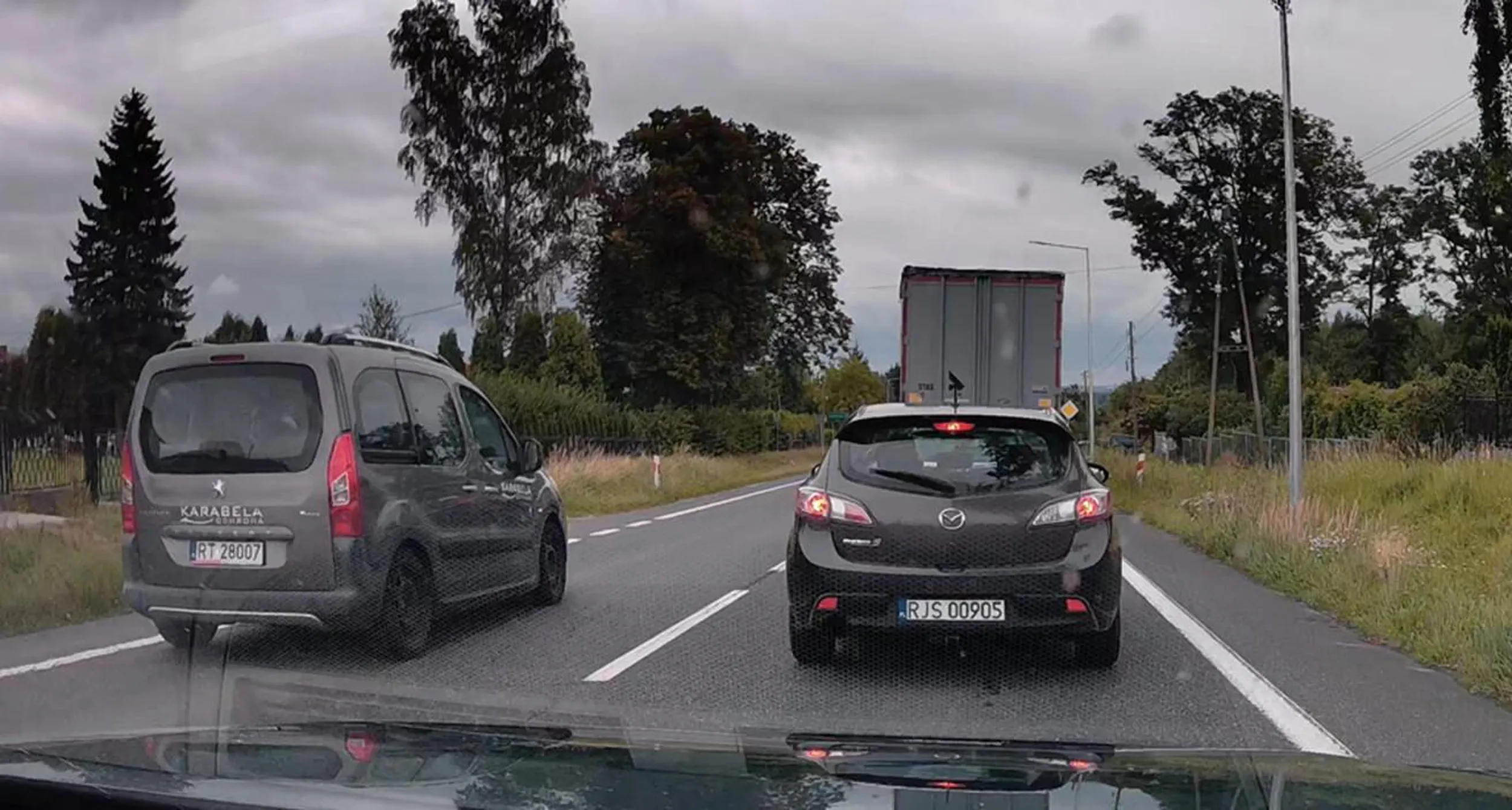 omija korek pod prąd