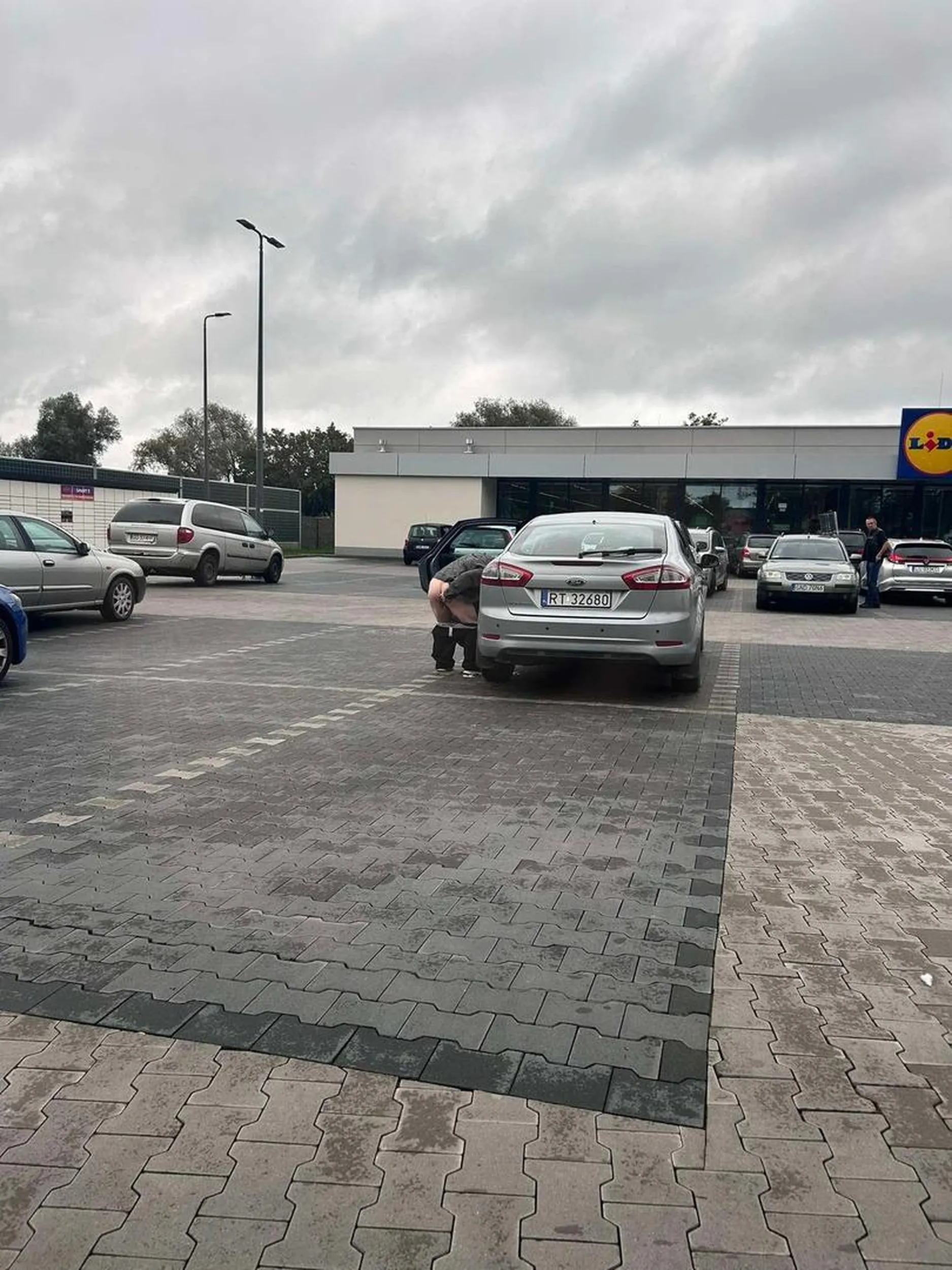 lepiej sprzątnij te gówno, srac możesz pod biedronką