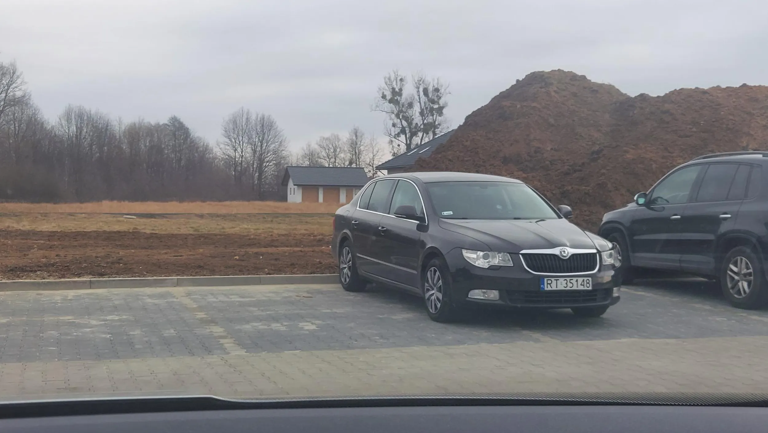 Taki ten szeroki Skodowóz,że musi zajmować dwa miejsca parkingowe.