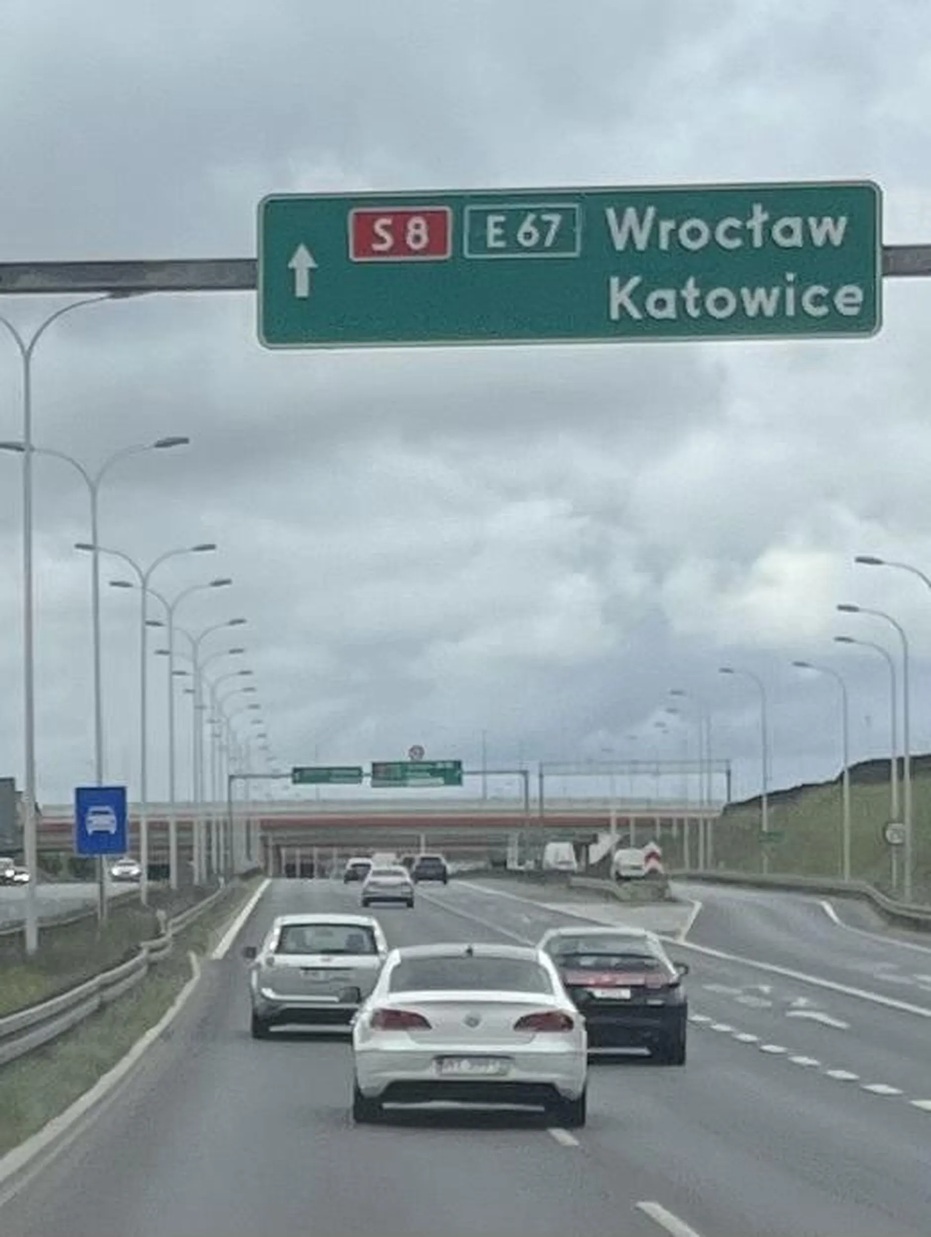 Zalecam ostrożność - ten kierowca Passata CC nie używa kierunkowskazów i centralnie pakuje się między jadące samochody, zmuszając do gwałtownego hamowania. Miłośnik tetrisa chyba.