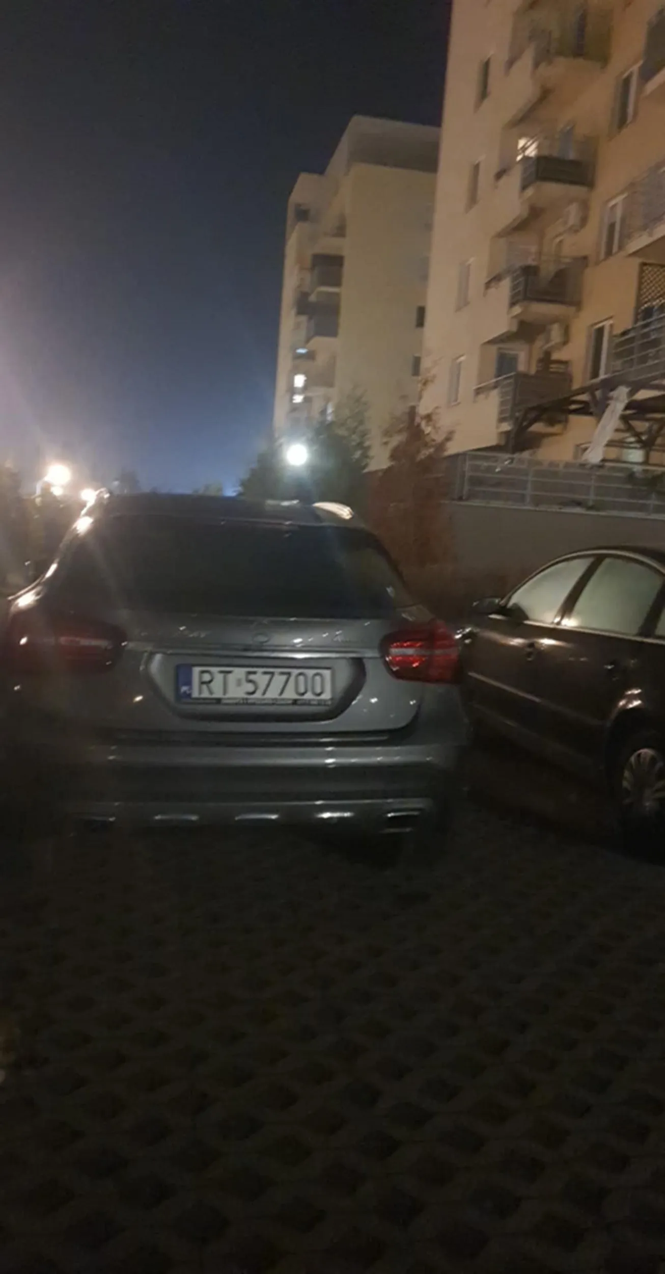 Czy ty jesteś kur** jakiś inny? Rodzice cię nie kochali? Nie musisz tego pokazywać na szeroką skalę. Jeśli nie potrafisz się dostosować do społeczeństwo i panujących warunków to idź w dzicz....