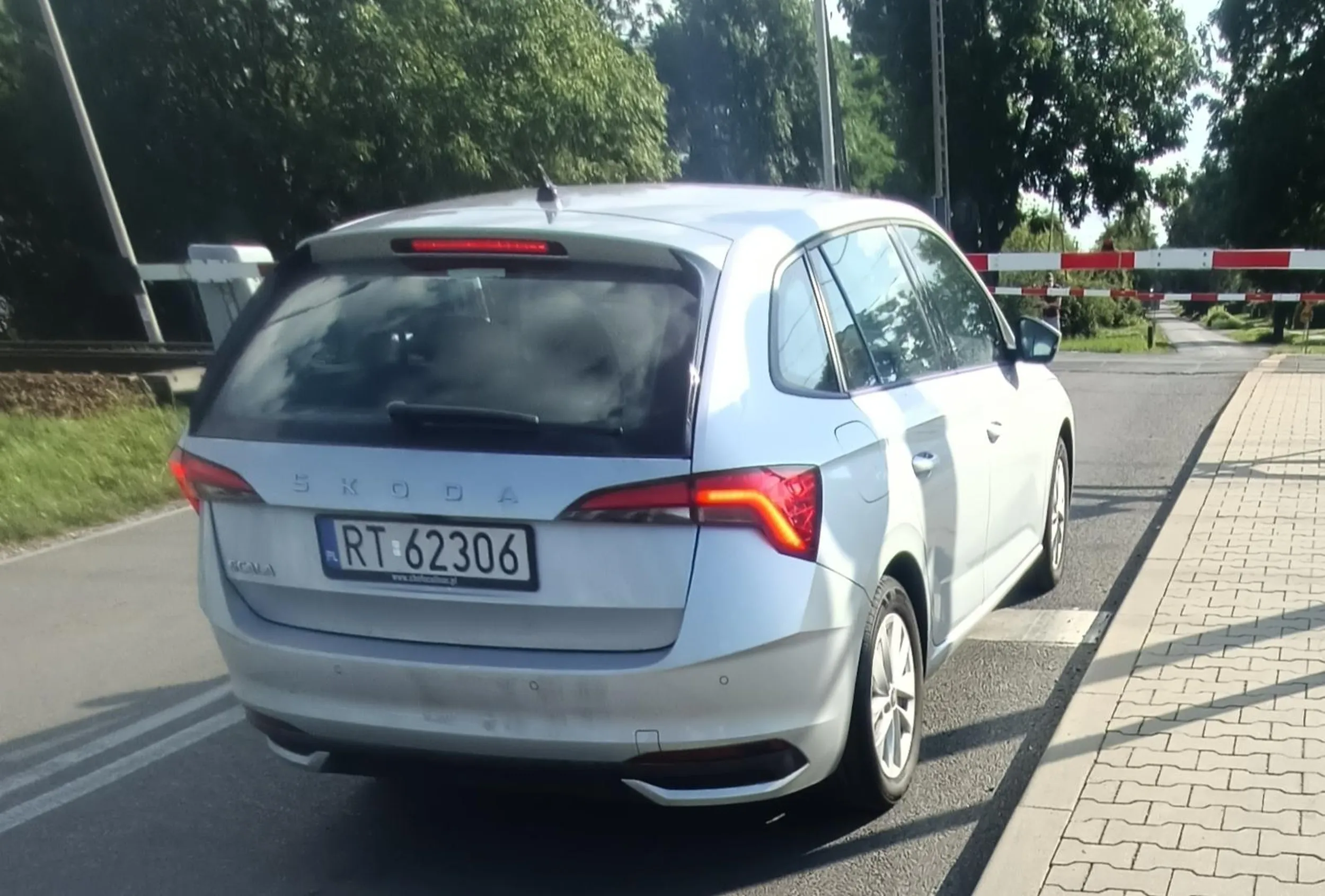 Wariat. W zabudowanym na łuku z 80 km/h. No i nie widział mnie jak wchodzę na przejście, nawet nie próbował hamować. Ale był przejazd... Hehehe