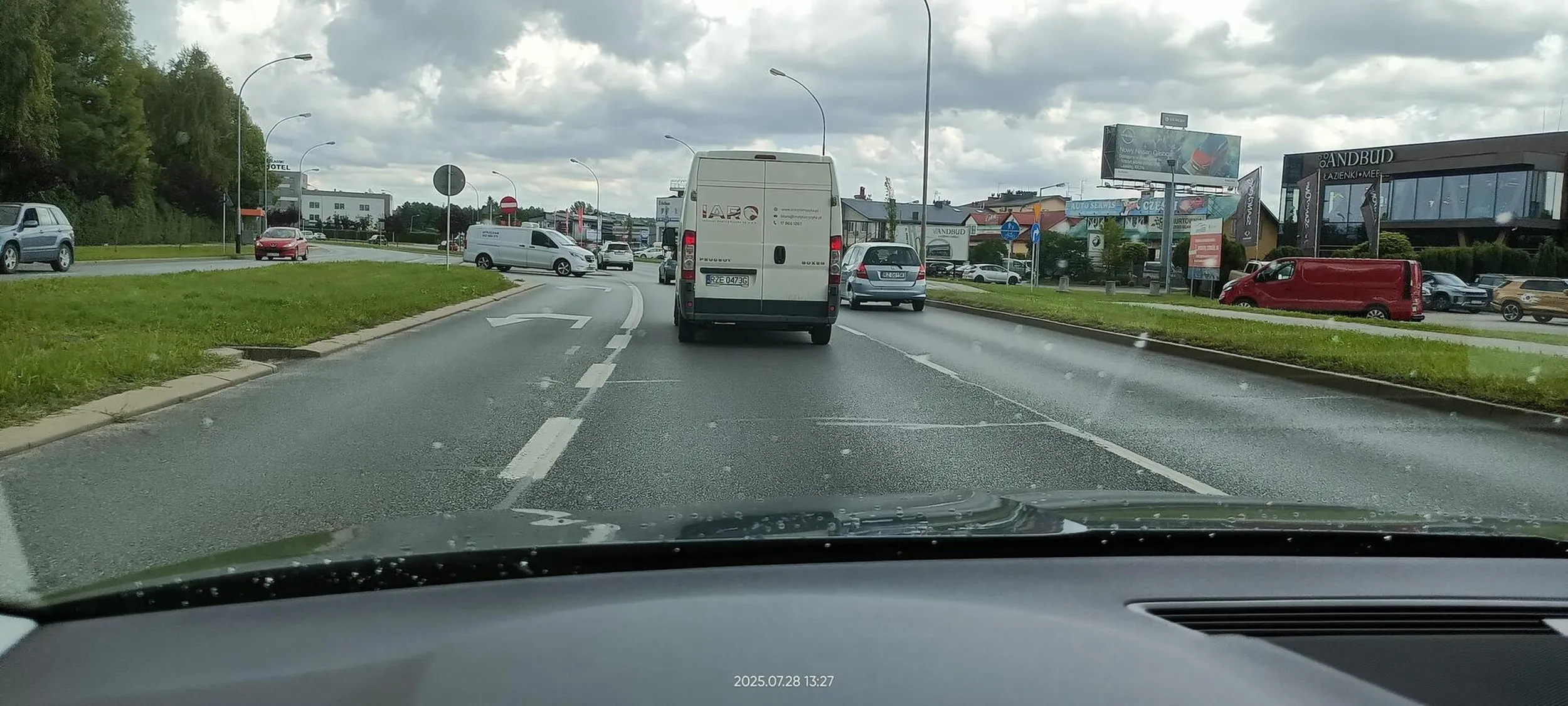 Kretyn zmienia pas ruchu na skrzyżowaniu, prawie taranując pojazd na sąsiednim pasie ruchu.