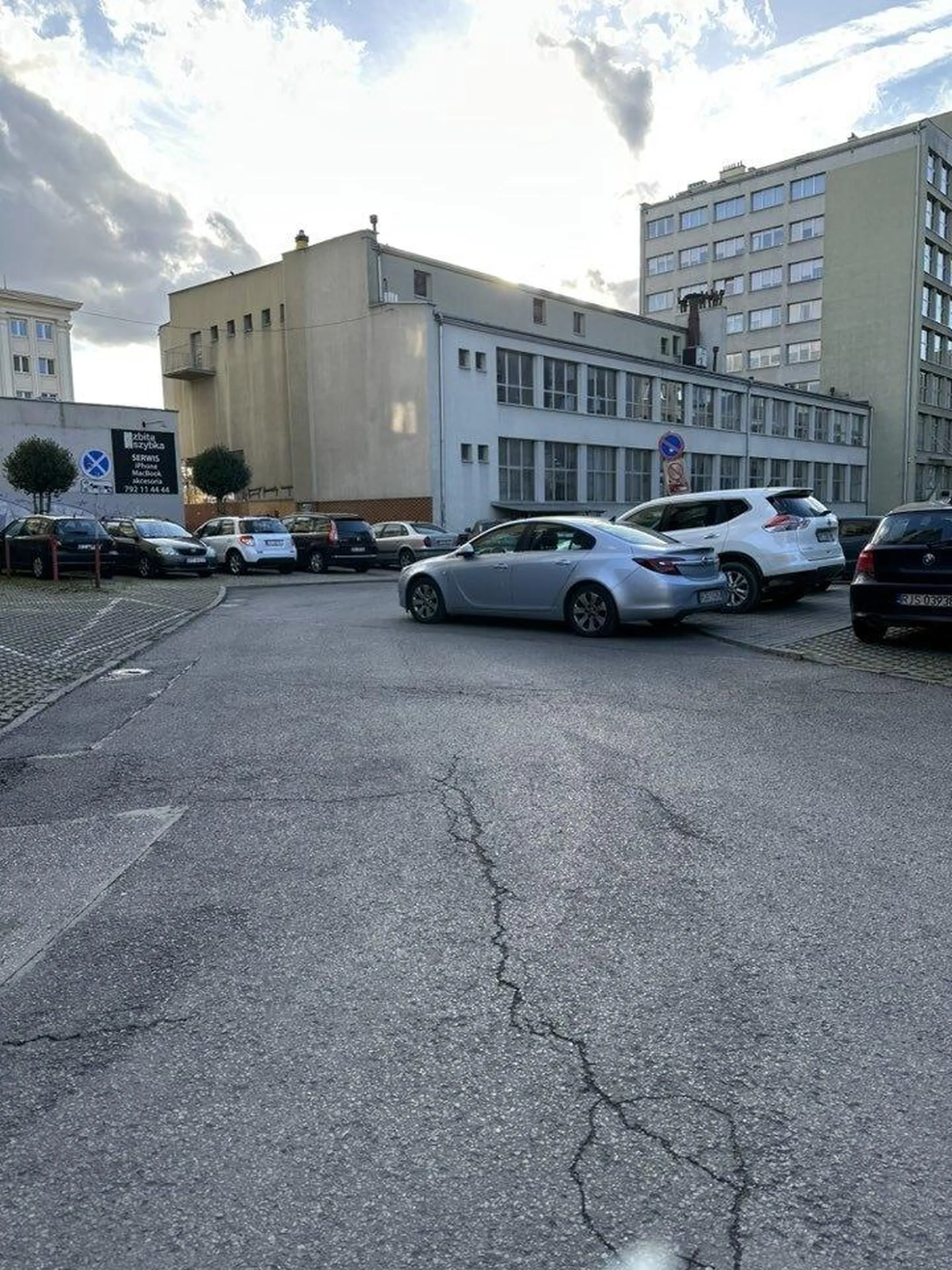 parkuje nie na miejscu parkingowym blokując drogę