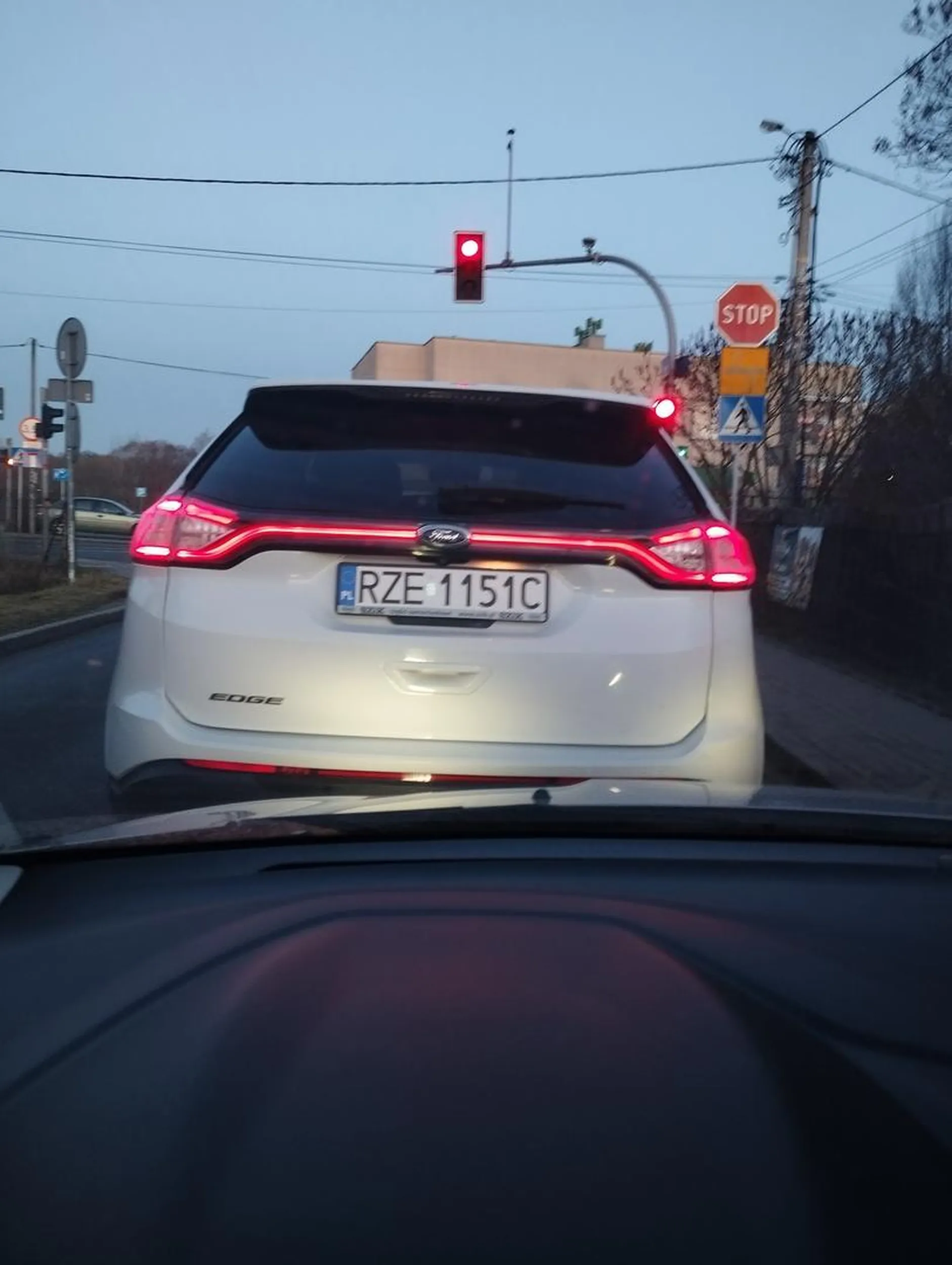 Wyprzedza równocześnie na skrzyżowaniu i przejściu dla pieszych Rzeszów ul. Strażacka