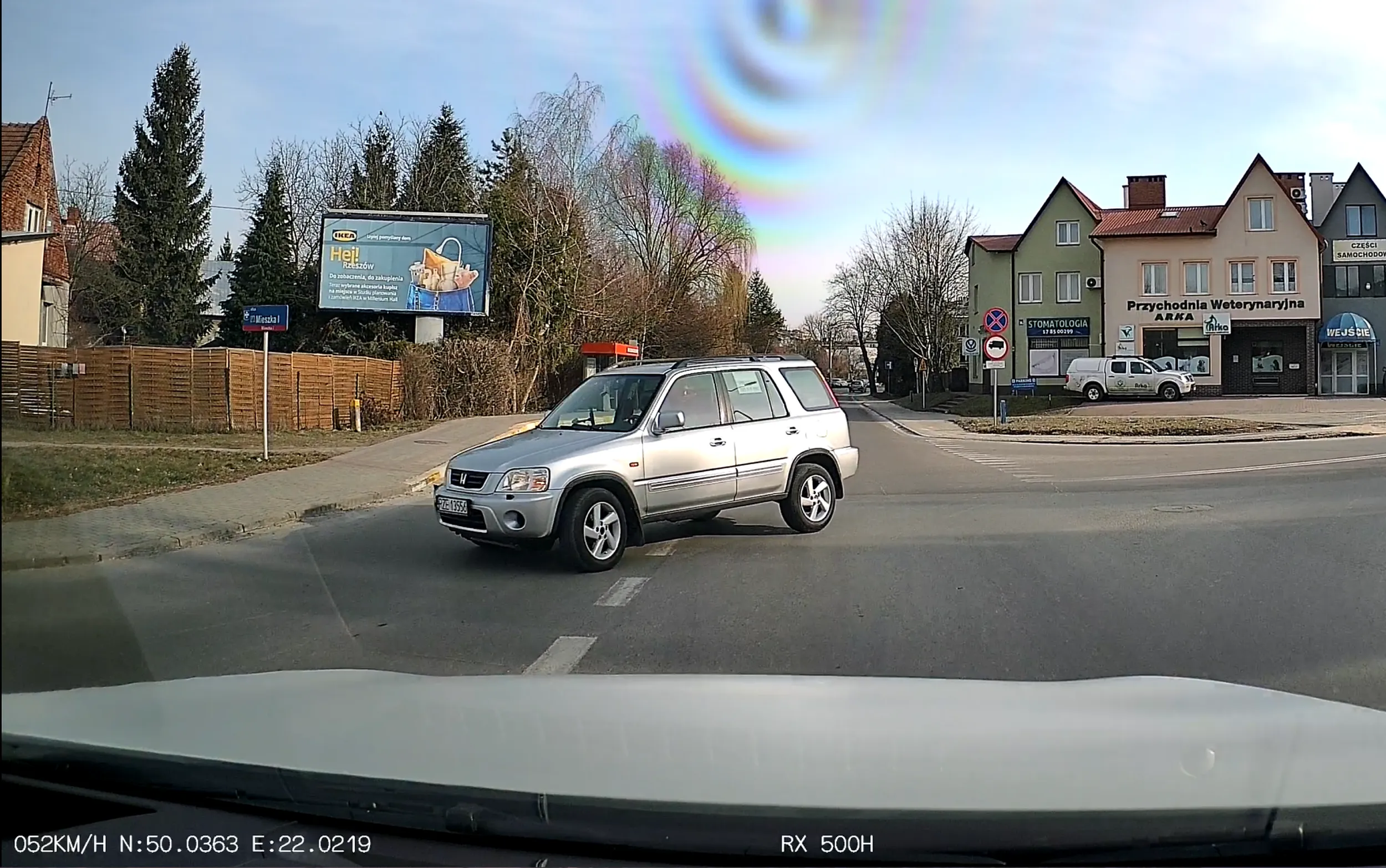Wymusza pierwszeństwo niemal doprowadzając do kolizji, wychodzi z samochodu na środku skrzyżowania i się jeszcze awanturuje, że moja wina.