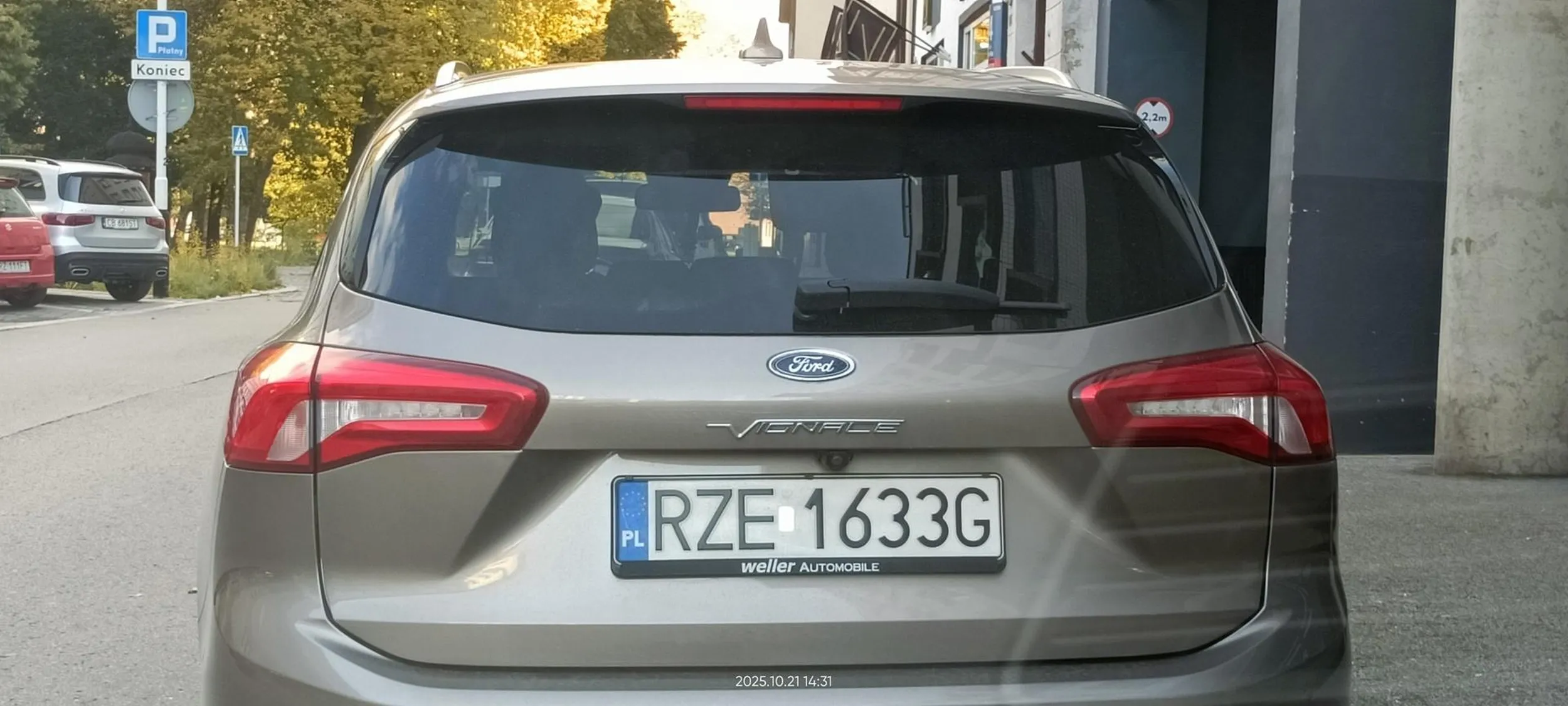 Parkuje zderzak w zderzak, żeby czasem ktoś nie wyjechał.