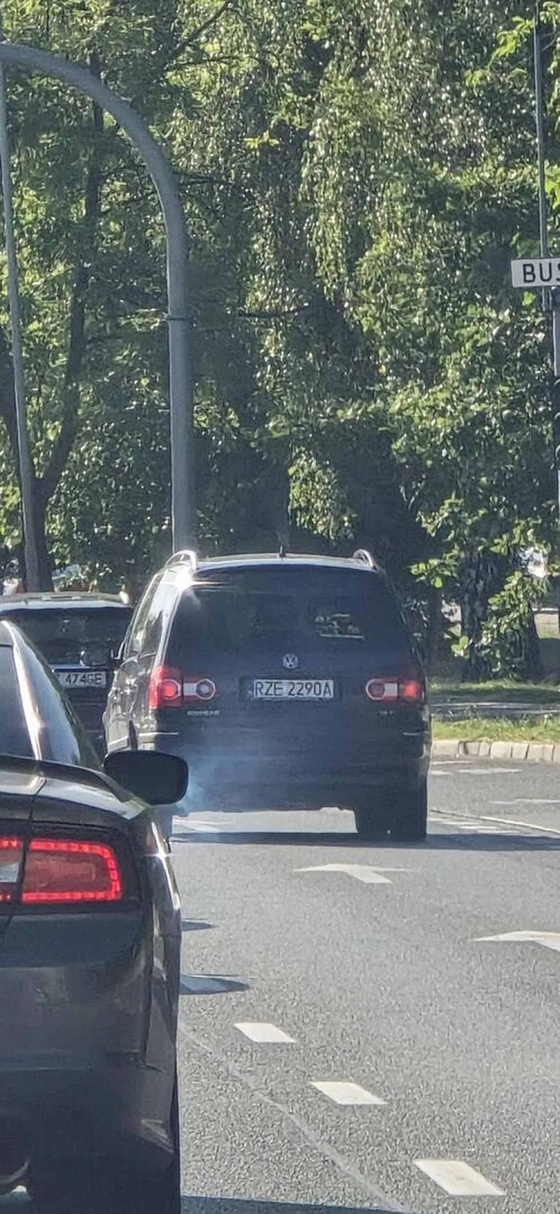 Niezły smród na 4 kołach... Powinieneś oddać tego złoma do mechanika, a nie jeździć i truć innych ludzi