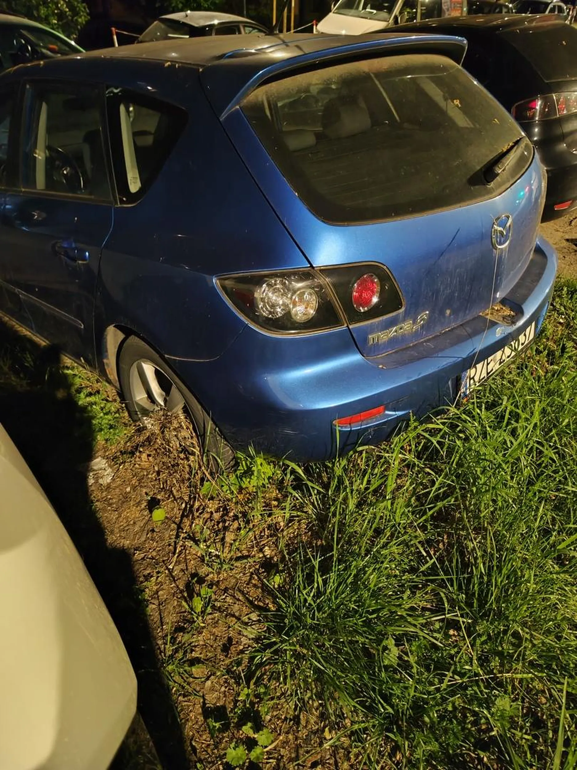 To jest po prostu bezczelność, w swoim ogrodzie w Otwocku sobie tak zaparkuj, a nie u mnie pod blokiem na Woli!