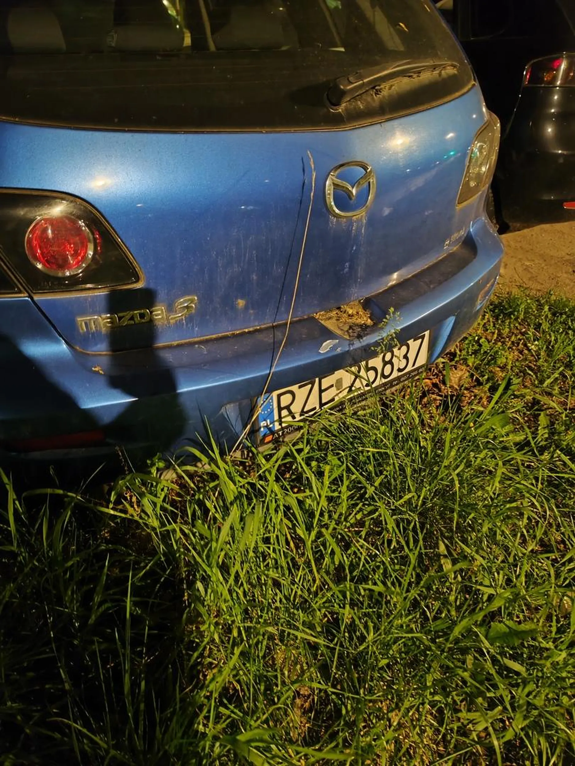 To jest po prostu bezczelność, w swoim ogrodzie w Otwocku sobie tak zaparkuj, a nie u mnie pod blokiem na Woli!