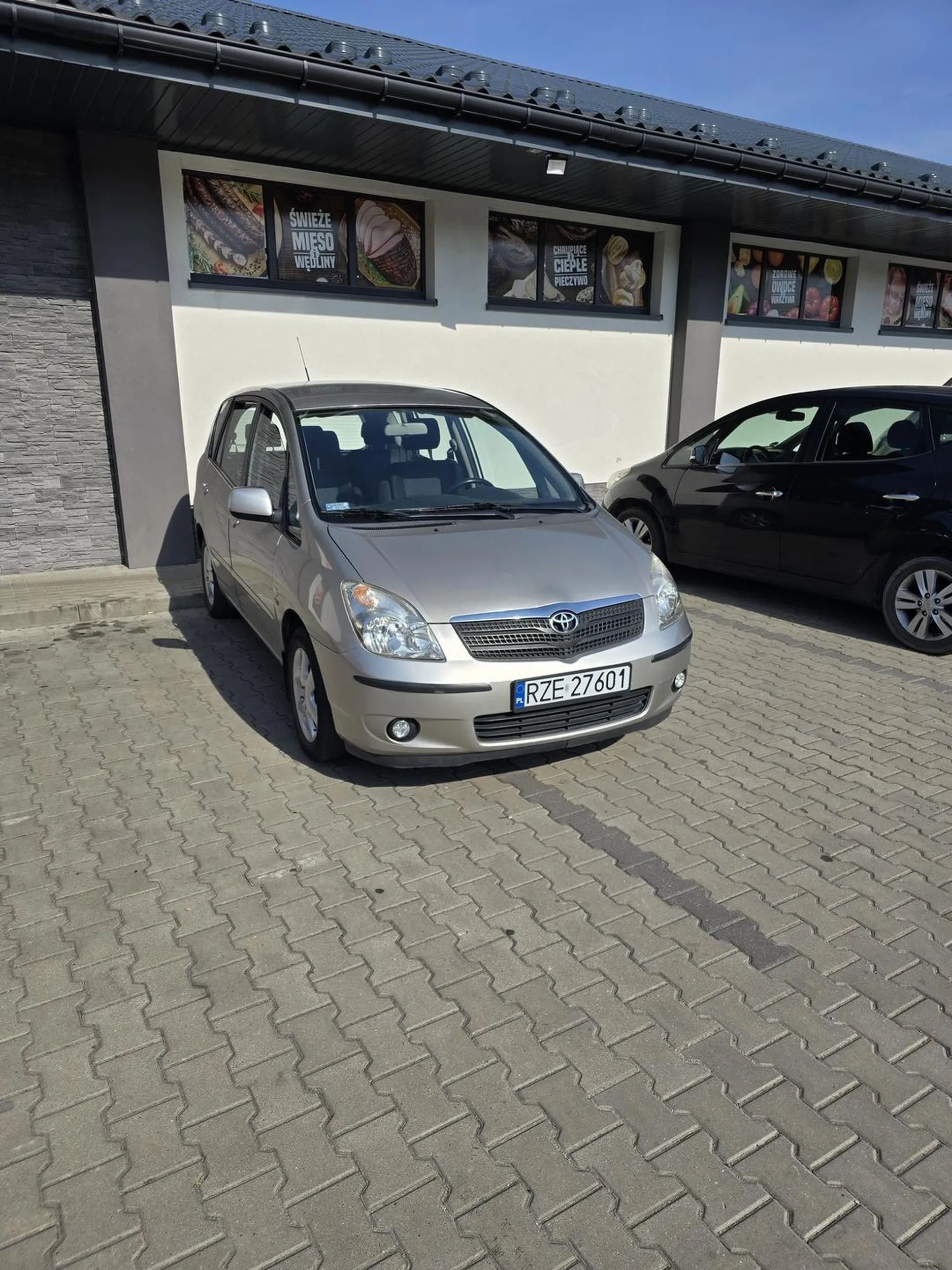 Widzę, że ciężko się zmieścić tak DUŻYM samochodem między liniami...