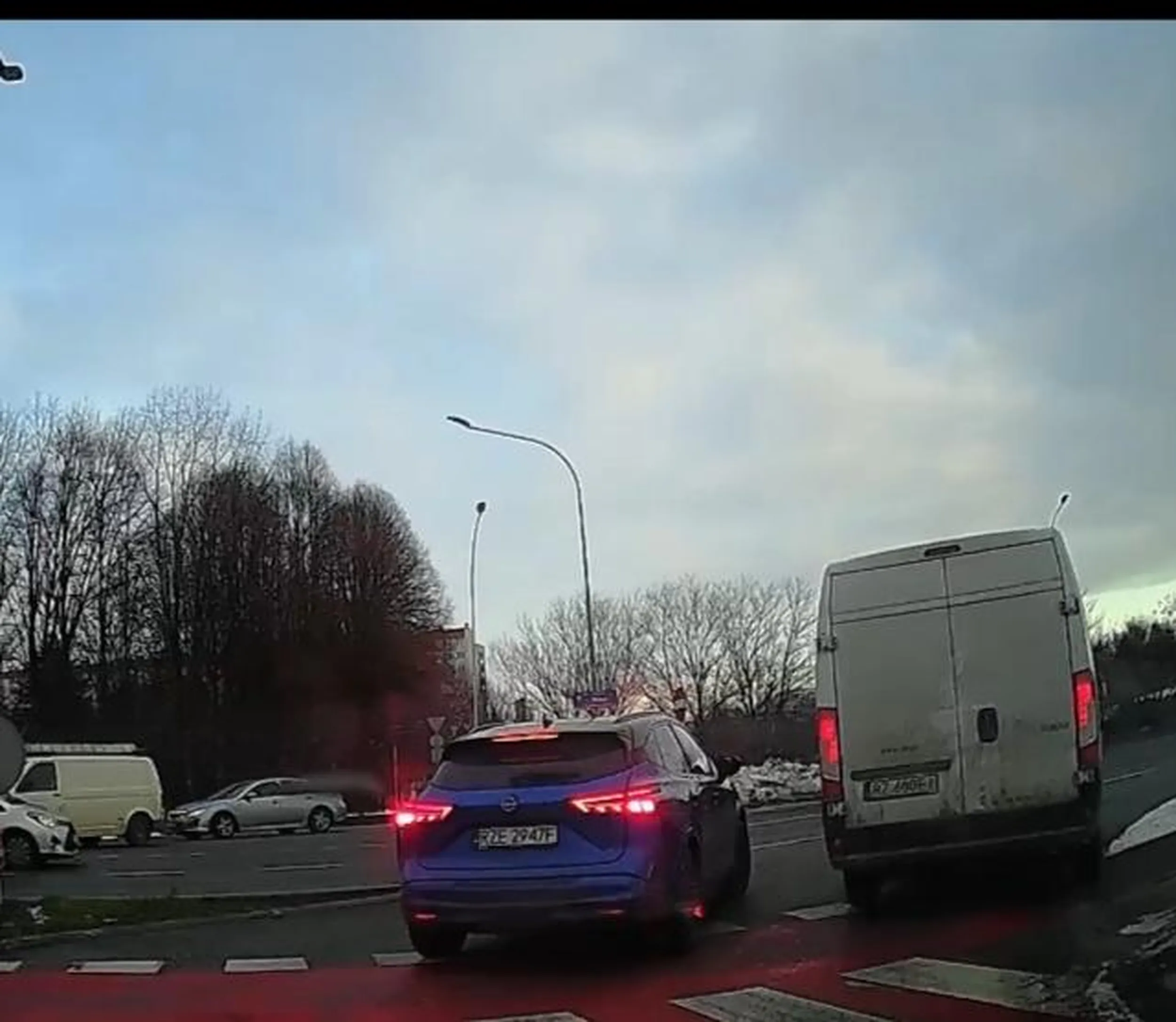 Kierowca na wyjeździe z Bi1 mimo, że miał pas do wyjazdu długo stał i samochody musiały go omijać. Dodatkowo nie zna przepisów bo chciał włączyć się do ruchu przecinając linię ciągłą.