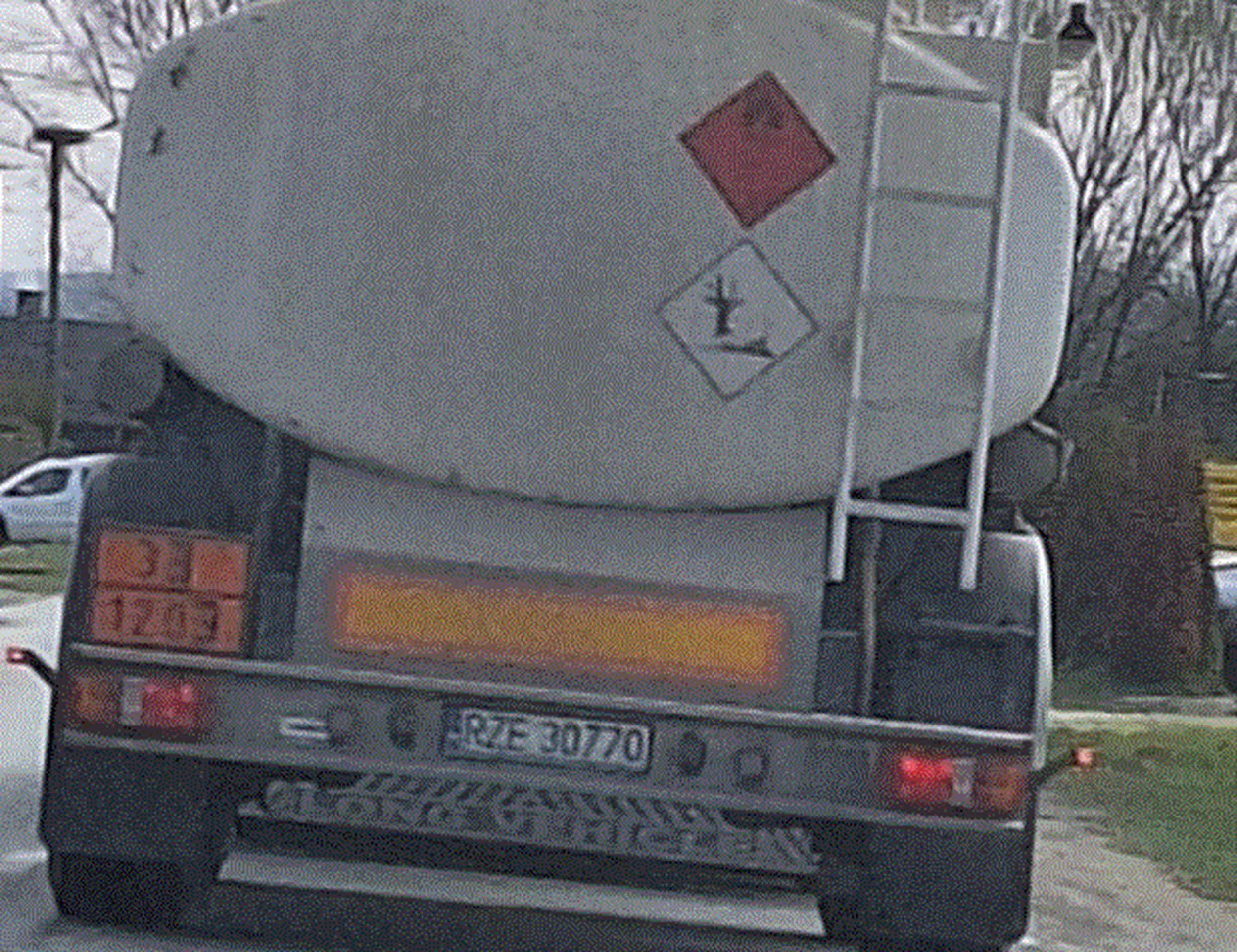 Szanowny pan "śiofer" ciagajacy zestaw z przyczepą cysterną, jesp po prostu chamem i prostakiem, plując na drodze dwujezdniowej przez okno. Po prostu cham i prostak, nastepnym razem proponuje zerknac w lusterko bo ktoś Panem wytrze swoje oplute auto.