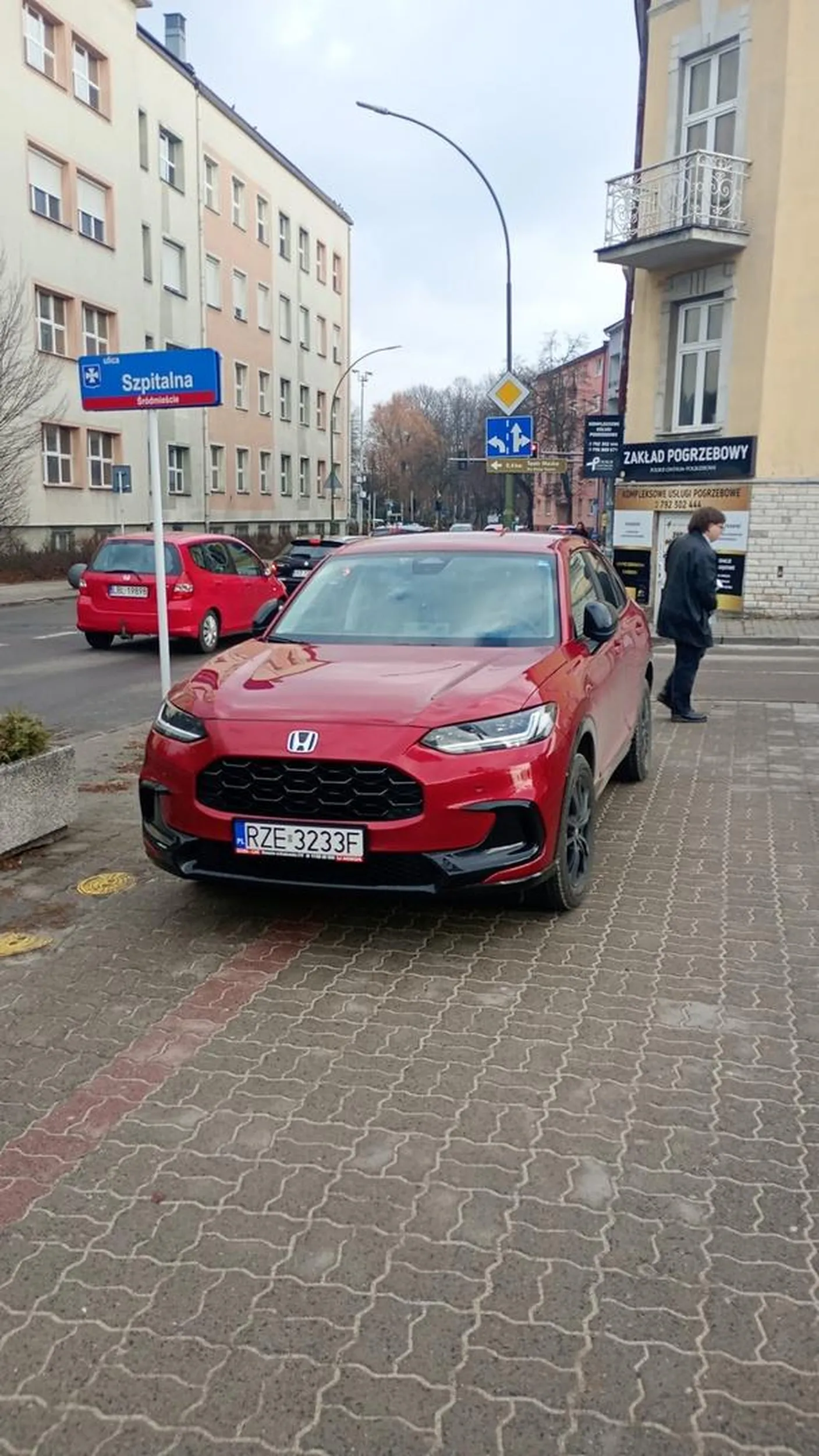 Naucz się parkować. 3 METRY DALEJ BYLO WOLNE MIEJSCE A TEN NA ŚRODKU CHODNIKU. JAK DLA MNIE TO POWINNI MU DAĆ MANDAT.