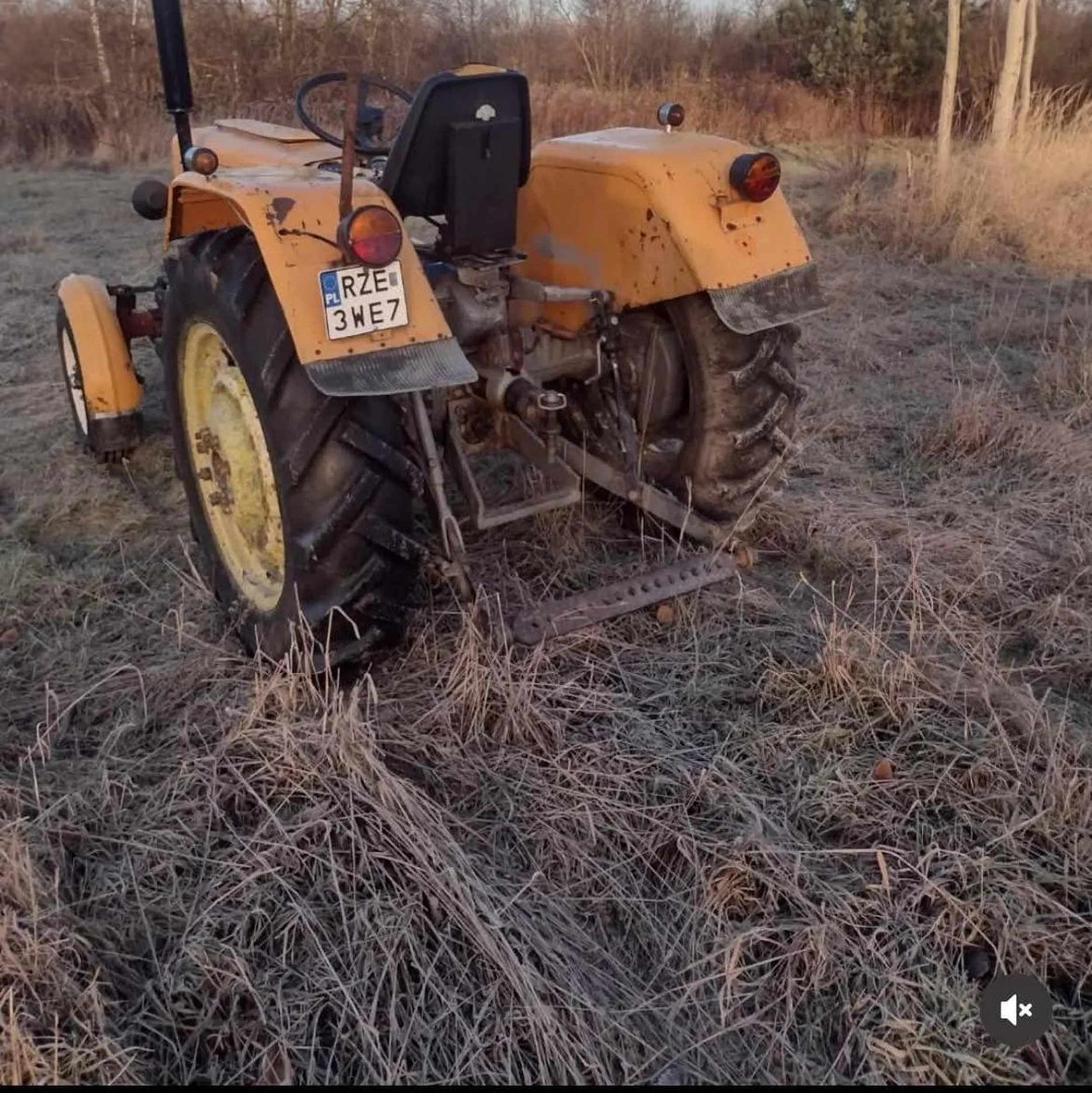 Kierowca robi nie legalny przewoz imigrantów, oraz zagraza kierowcą na ulicy paląc gume pod kosciołem Chciałbym tez dodac ze kierowca nie był pełnoletni ok.14 lat i pali e-papierosy