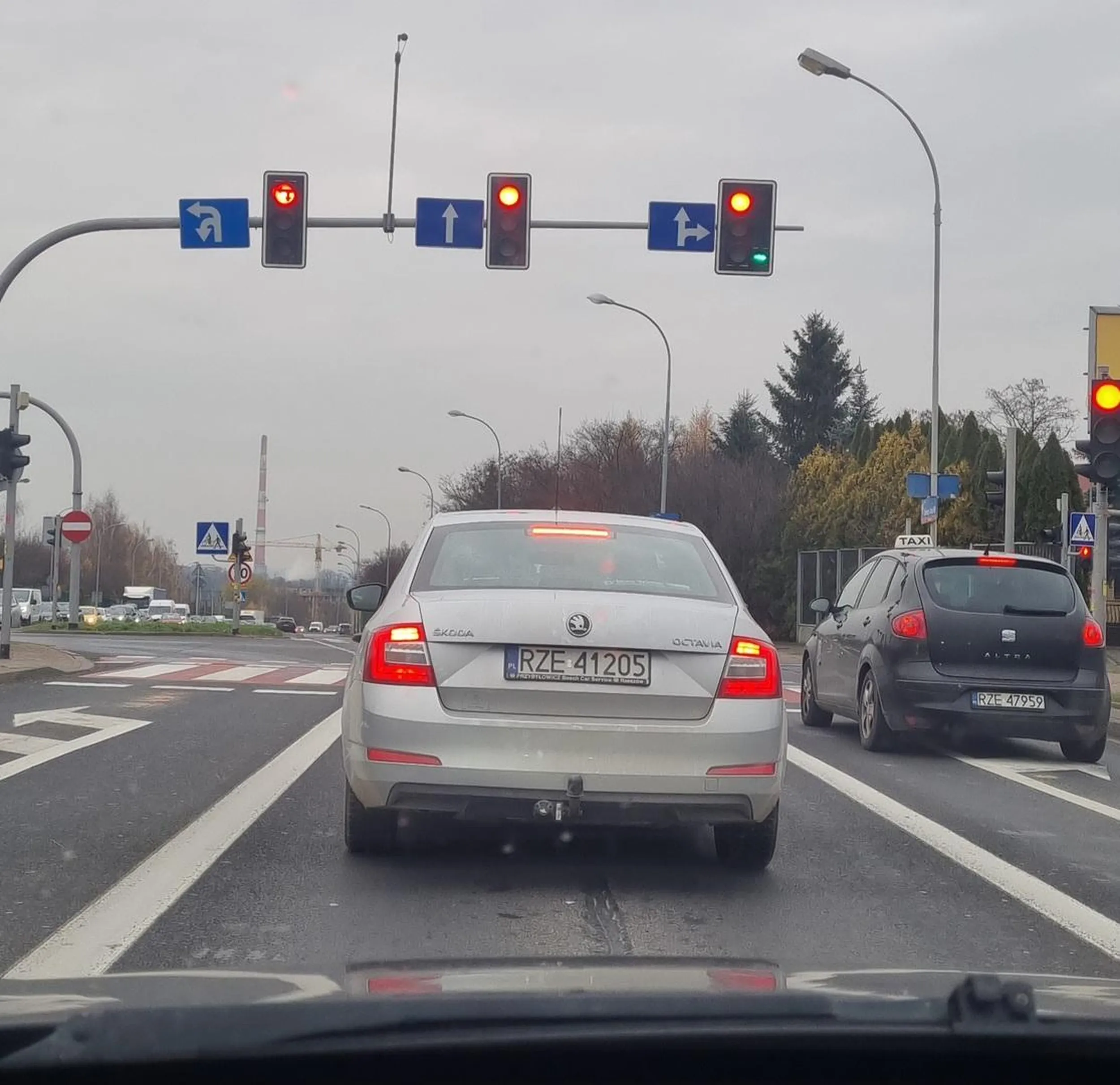 Wymusił pierwszeństwo na dwóch pojazdach, włączając sie do ruchu. Chamskie wepchanie się przed pojazd będą bok w bok z samochodem zmuszając do ucieczki na drugi pas w przypadku pierwszego pojazdu, a w przypadku drugiego na pas zieleni. Pan później pozdrowił serdecznym palcem Rzeszów ul. Aleja Armii Krajowej