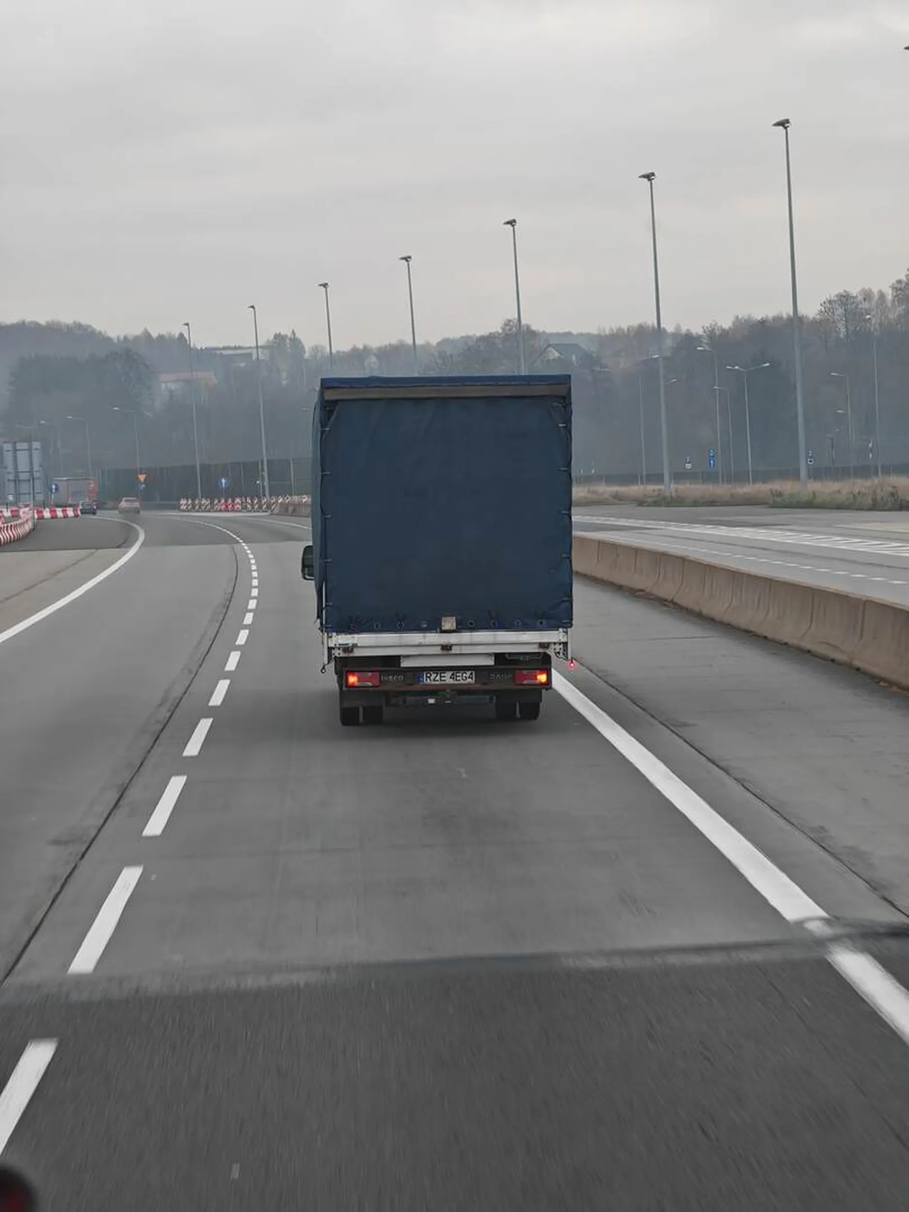 Zajeżdża drogę a później hamuje.