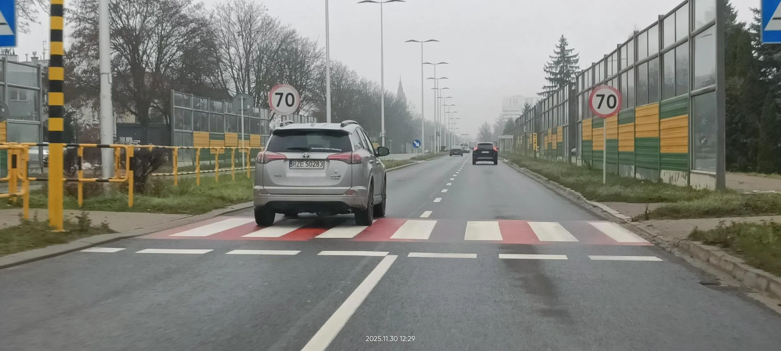 Król lewego pasa, nie potrafi z ronda zjechać, rozpycha się na wszystkie pasy.