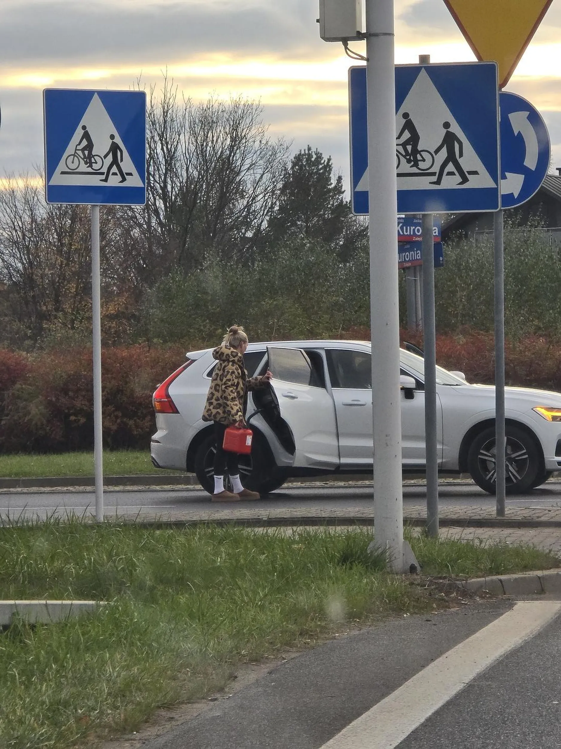 Paniusi brakło paliwa na drugim największym rondzie w Rzeszowie. Stacja 100 metrów dalej, tylko pogratulować ?
