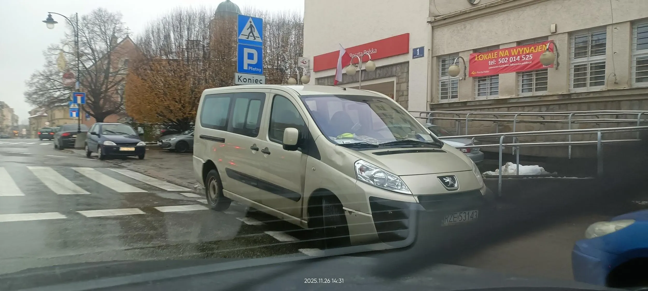 Zaparkował matoł przed przejściem dla pieszych i piesi wchodzą prosto przed maskę.
