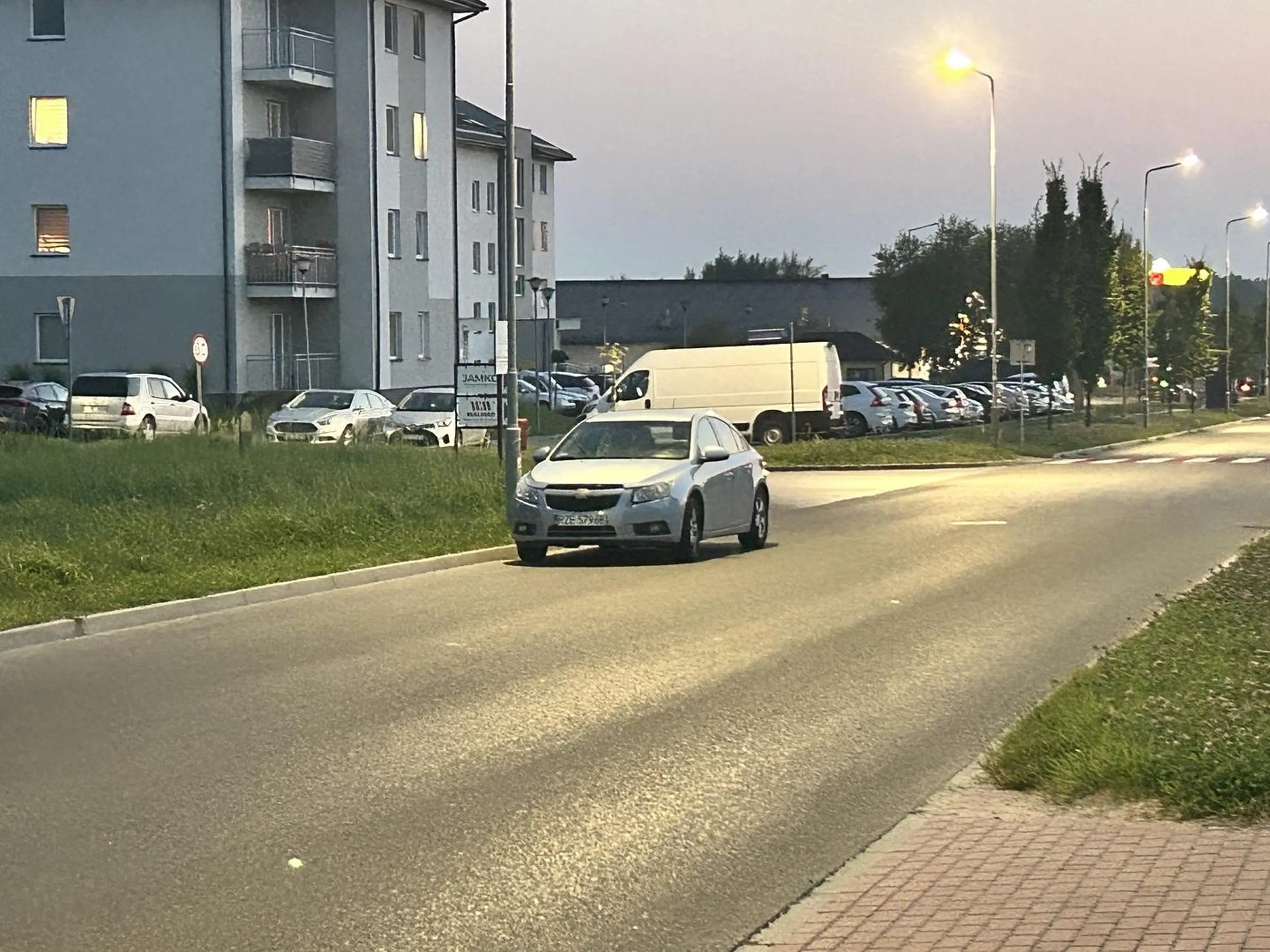 kierowca całą dobę stał w taki sposób przy skrzyżowaniu, mega zjeb