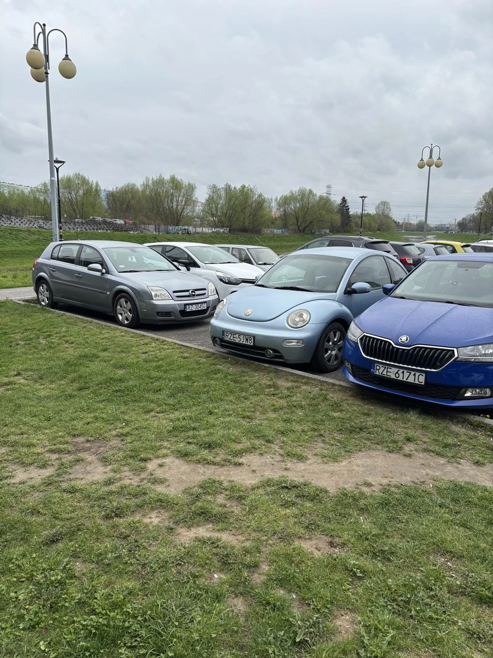 Psuty cały parking a osobnik z garbusa zastawił mnie na cały dzień