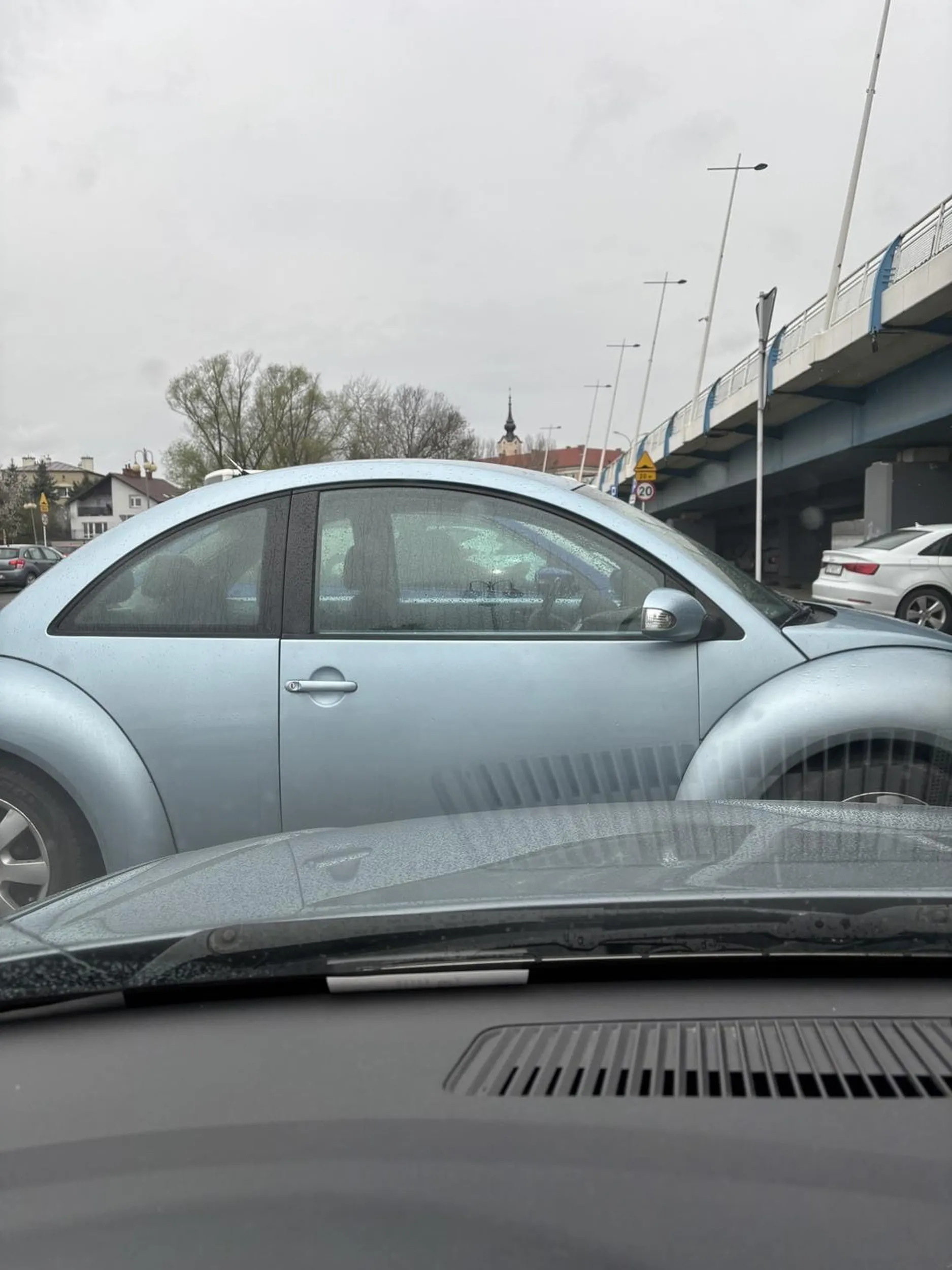 Psuty cały parking a osobnik z garbusa zastawił mnie na cały dzień